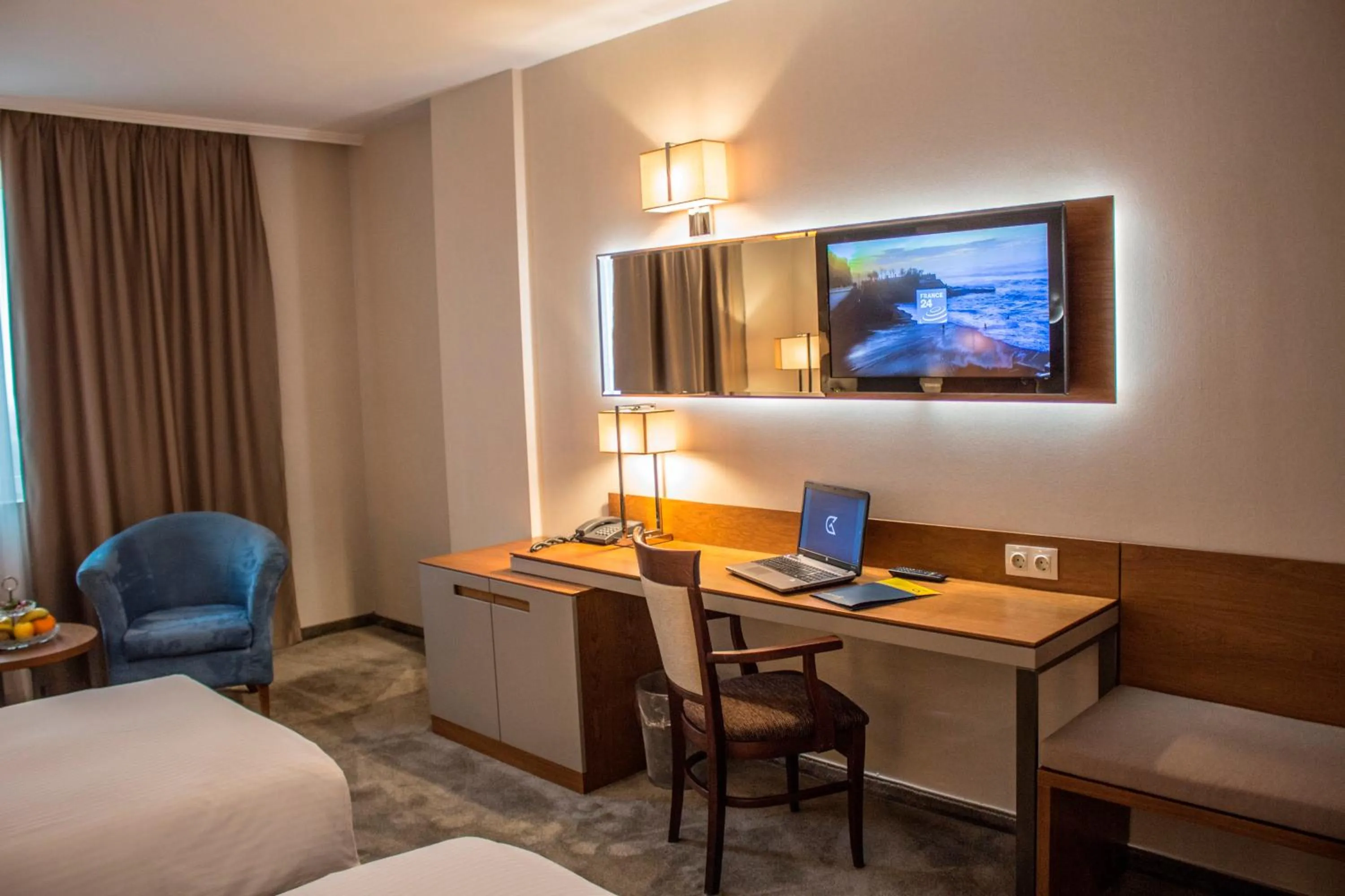 Seating area, Bed in Hotel Golden Tulip Varna