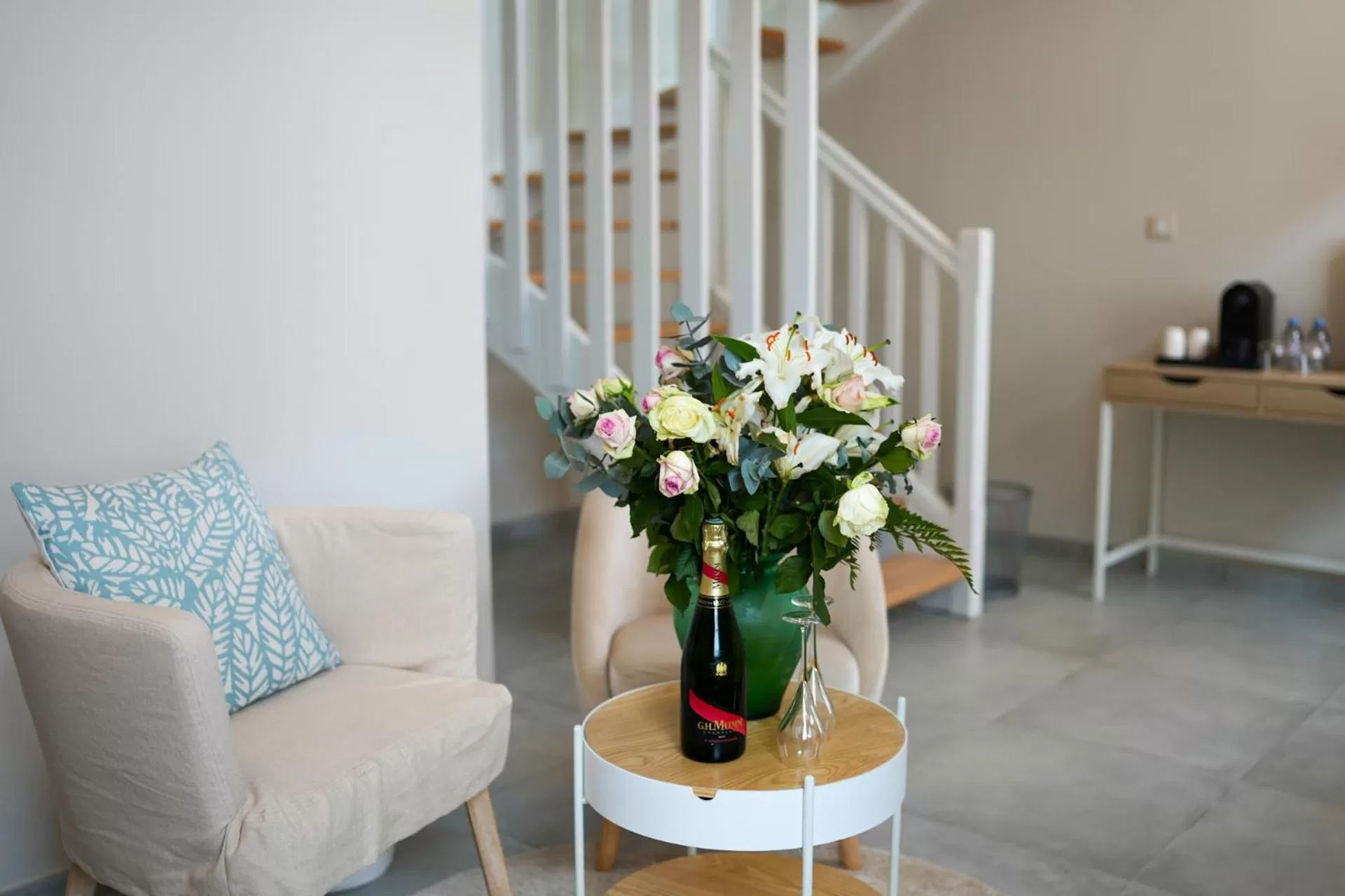 TV and multimedia in Hôtel Échappée en Baie - Parking privé gratuit dont forfaits bornes électriques réservable