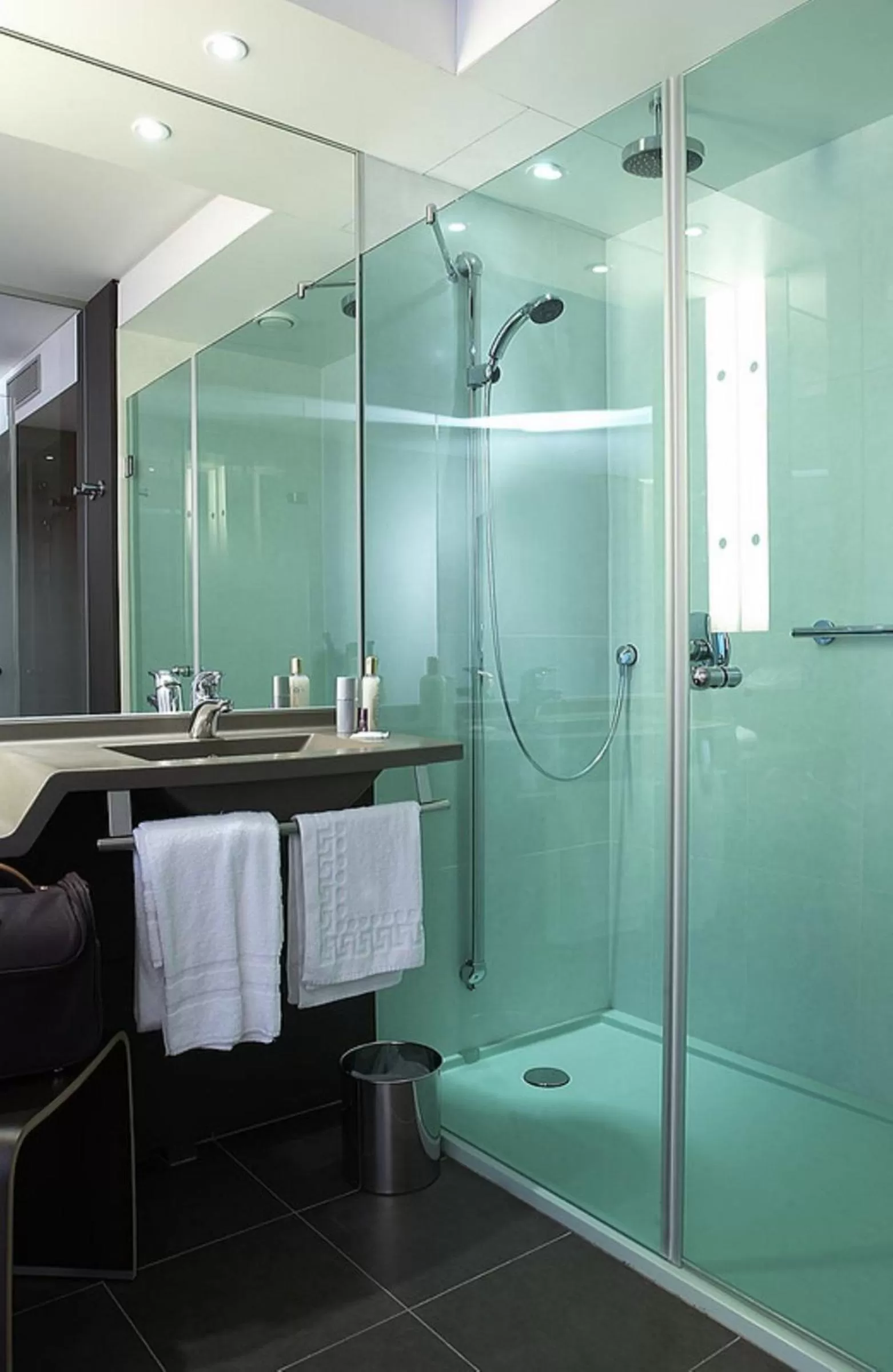 Bathroom in Hôtel Oceania Nantes Aéroport