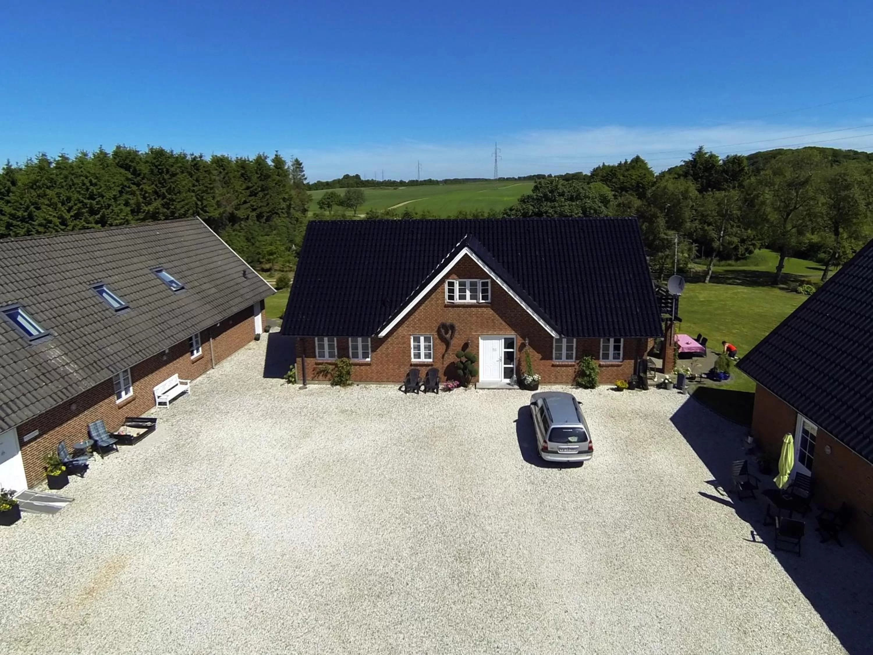 Bird's eye view, Bird's-eye View in Give Bed & Breakfast