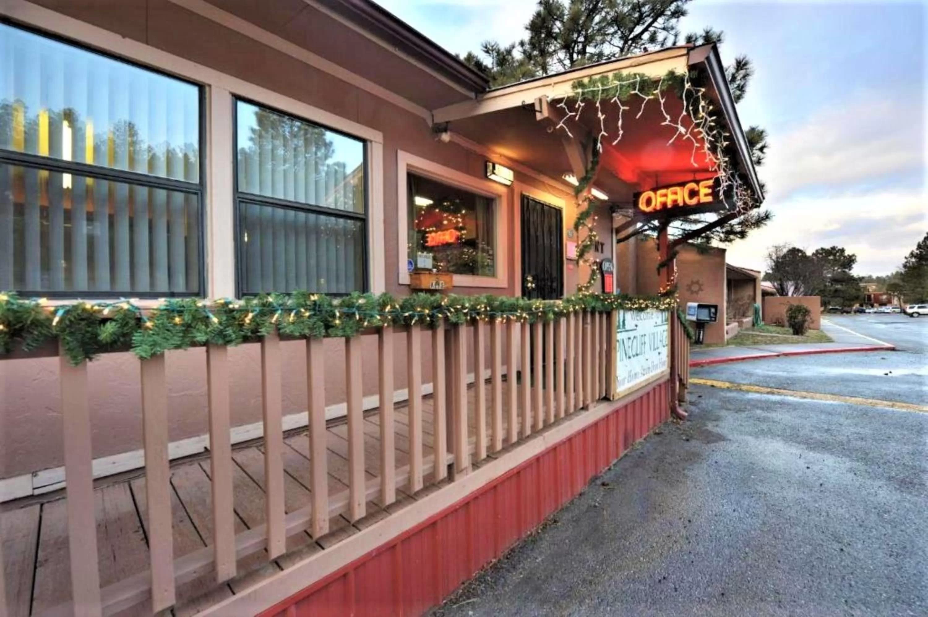 Facade/entrance in Pinecliff Village Resort