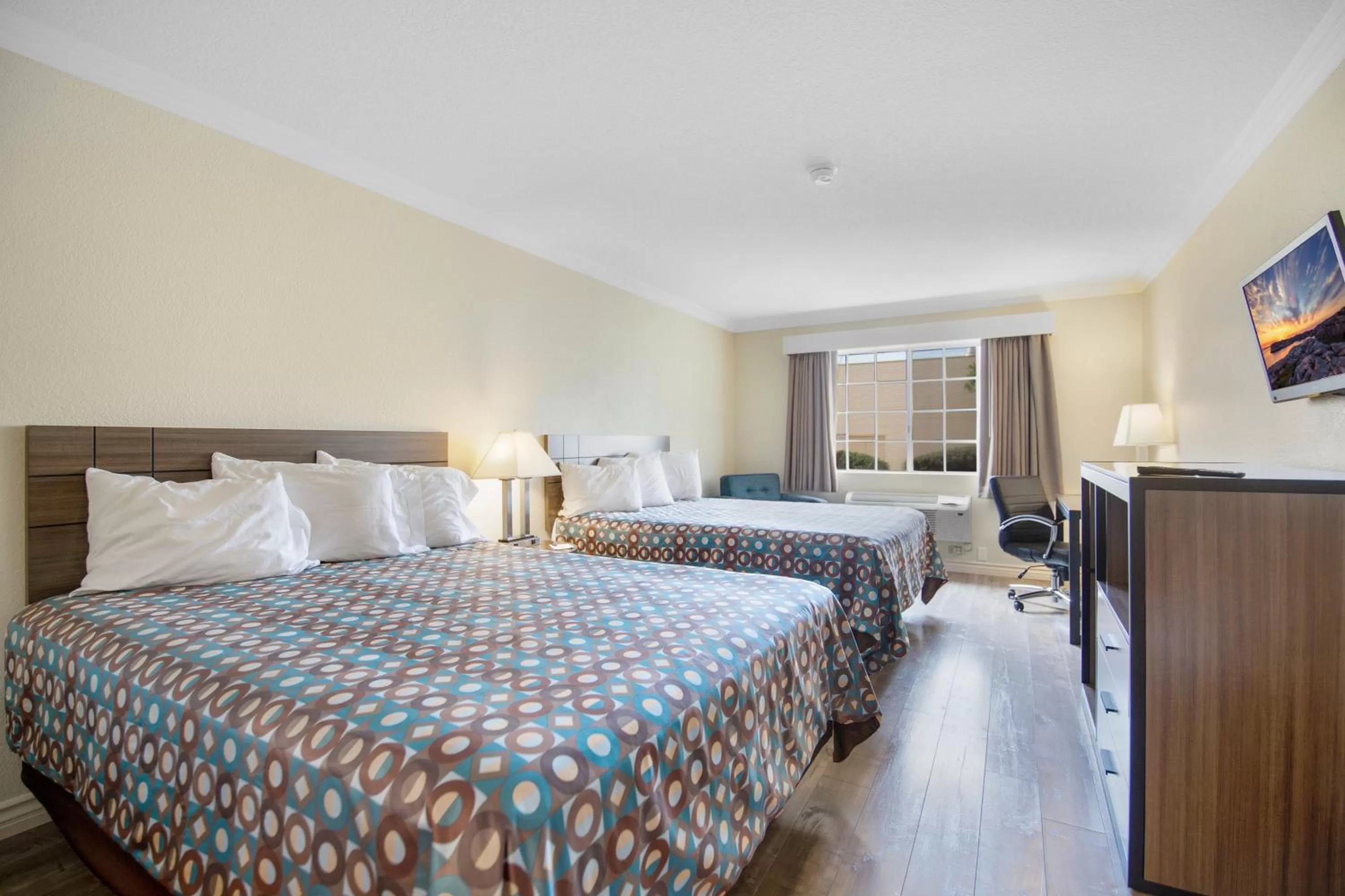 Bedroom, Bed in SureStay Hotel by Best Western Fontana