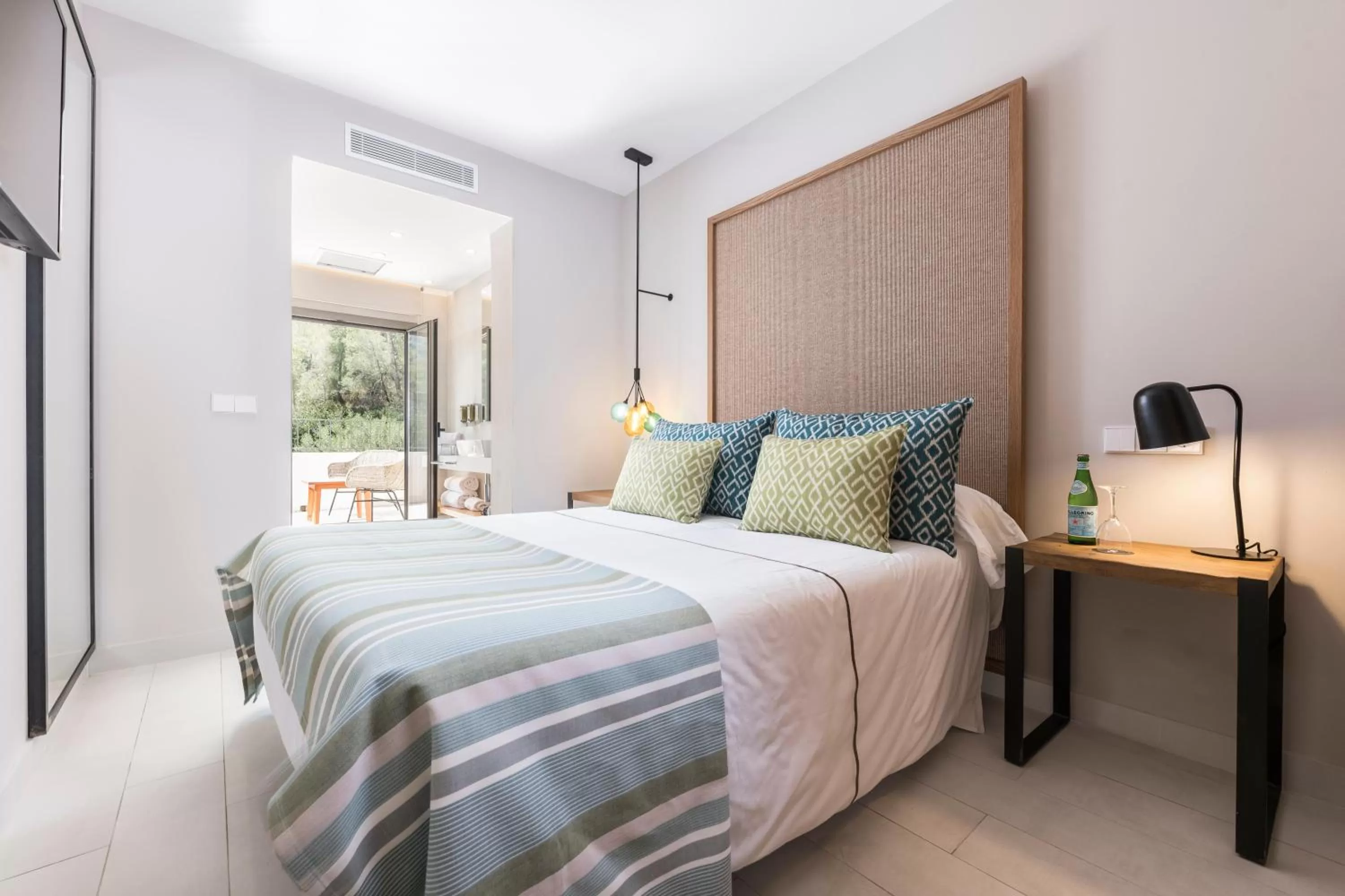 Photo of the whole room, Bed in Pure Salt Port de Sóller