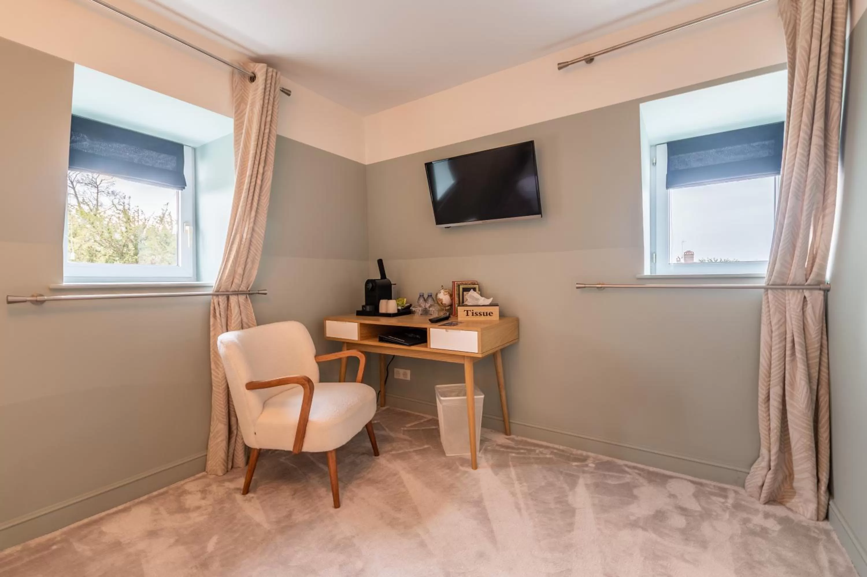 Night in Hôtel Échappée en Baie - Parking privé gratuit dont forfaits bornes électriques réservable