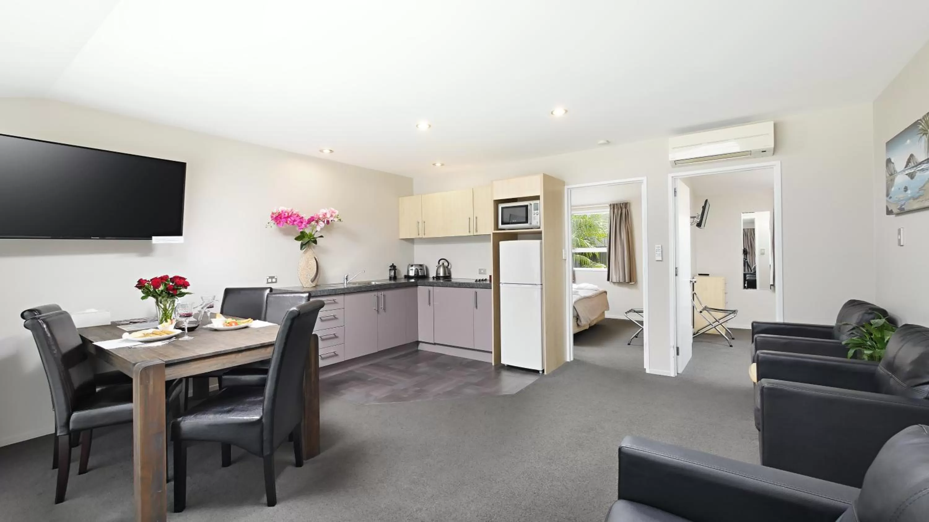 TV and multimedia in Arthur's Court Motor Lodge