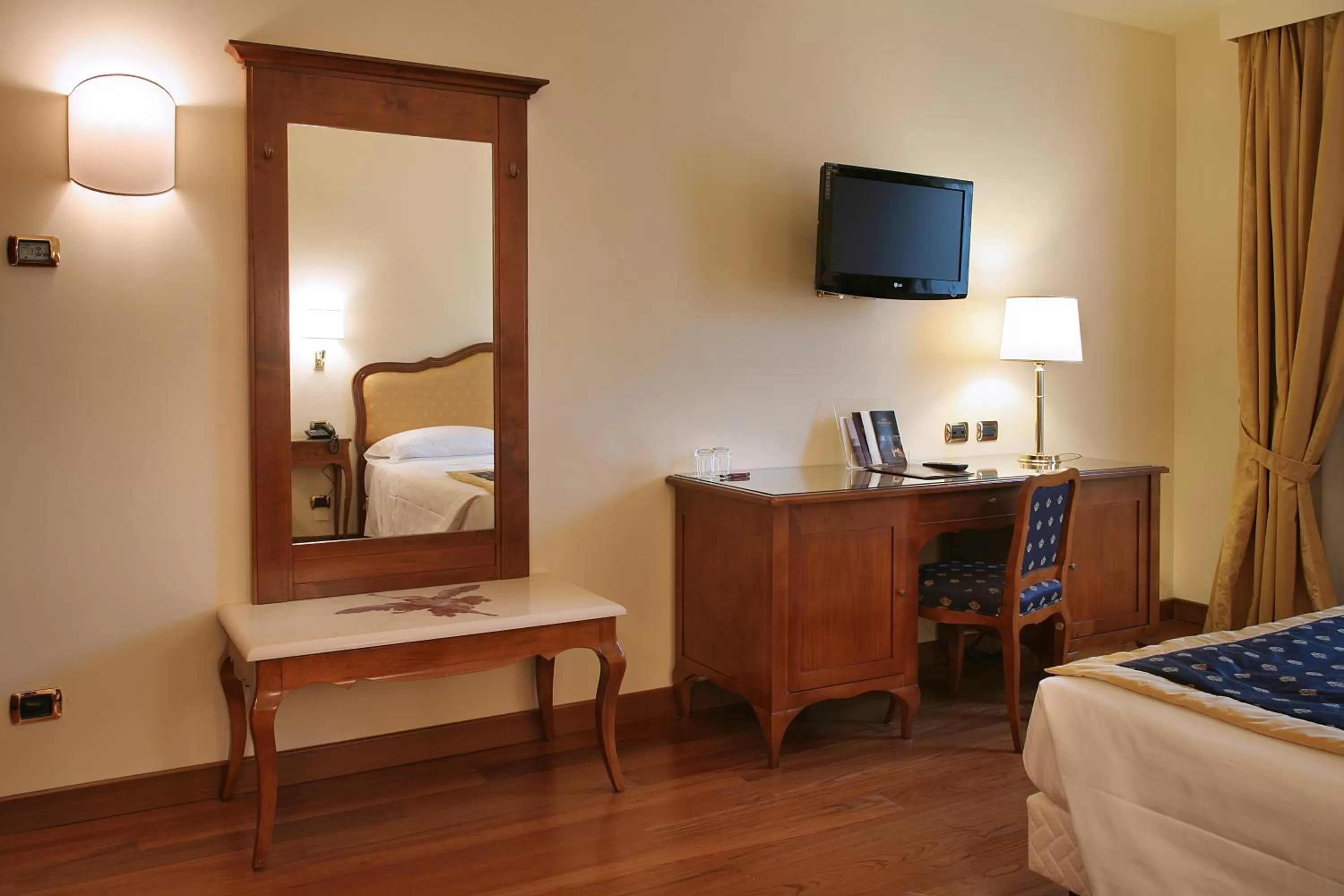 TV and multimedia, Bed in Villa Quaranta Tommasi Wine Hotel & SPA