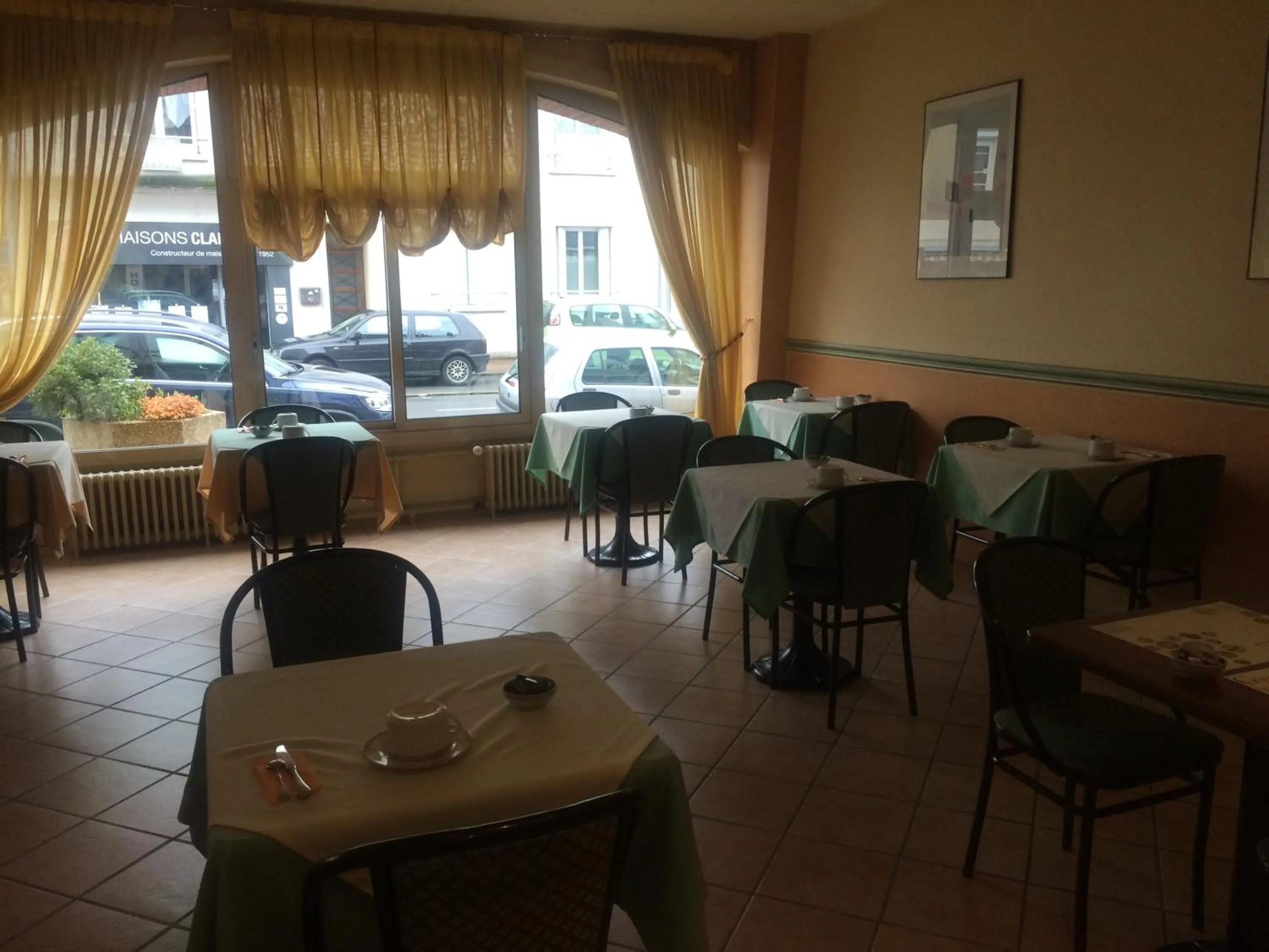 Restaurant/places to eat in Anne De Beaujeu