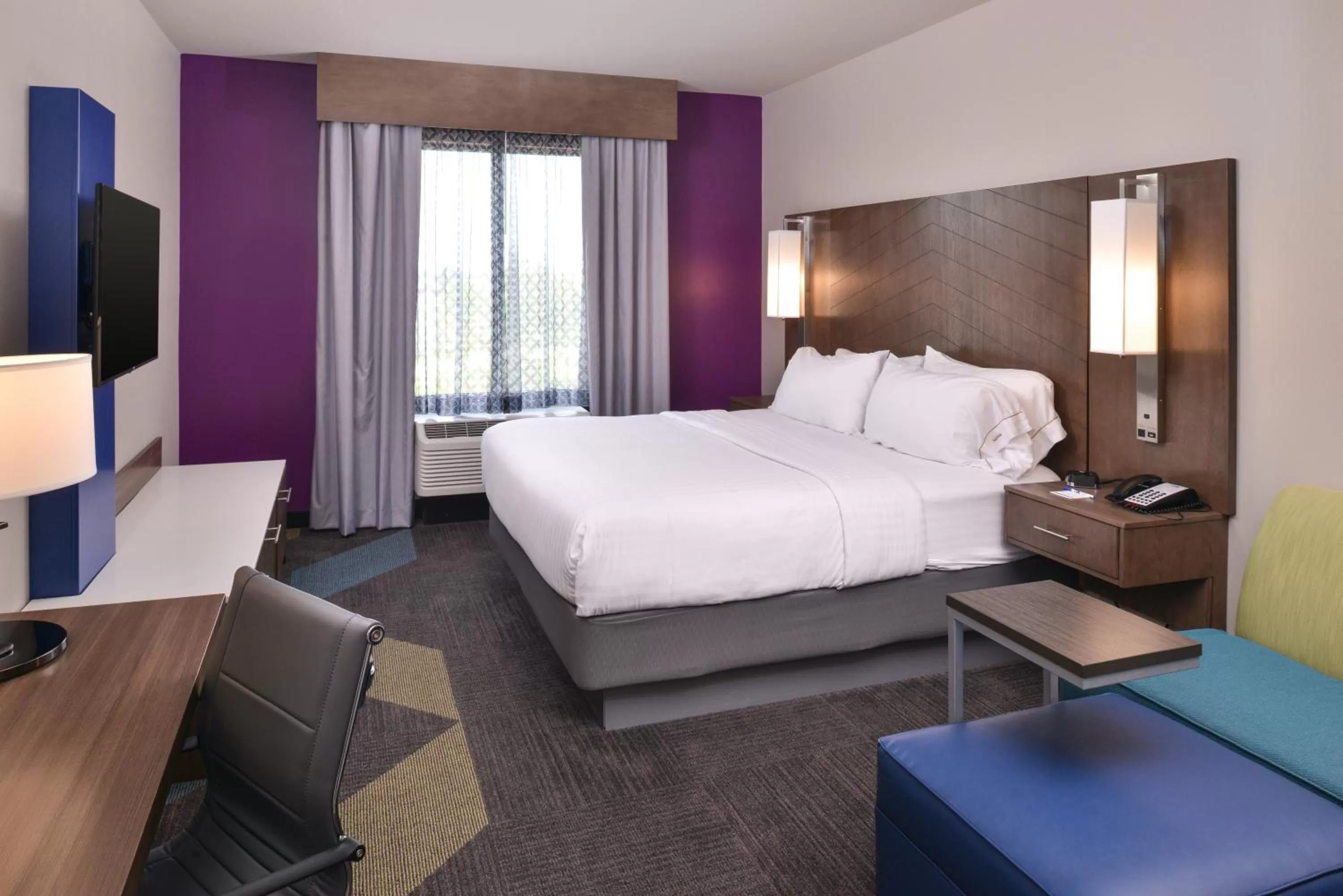 Photo of the whole room, Bed in Holiday Inn Express and Suites Bryant - Benton Area by IHG