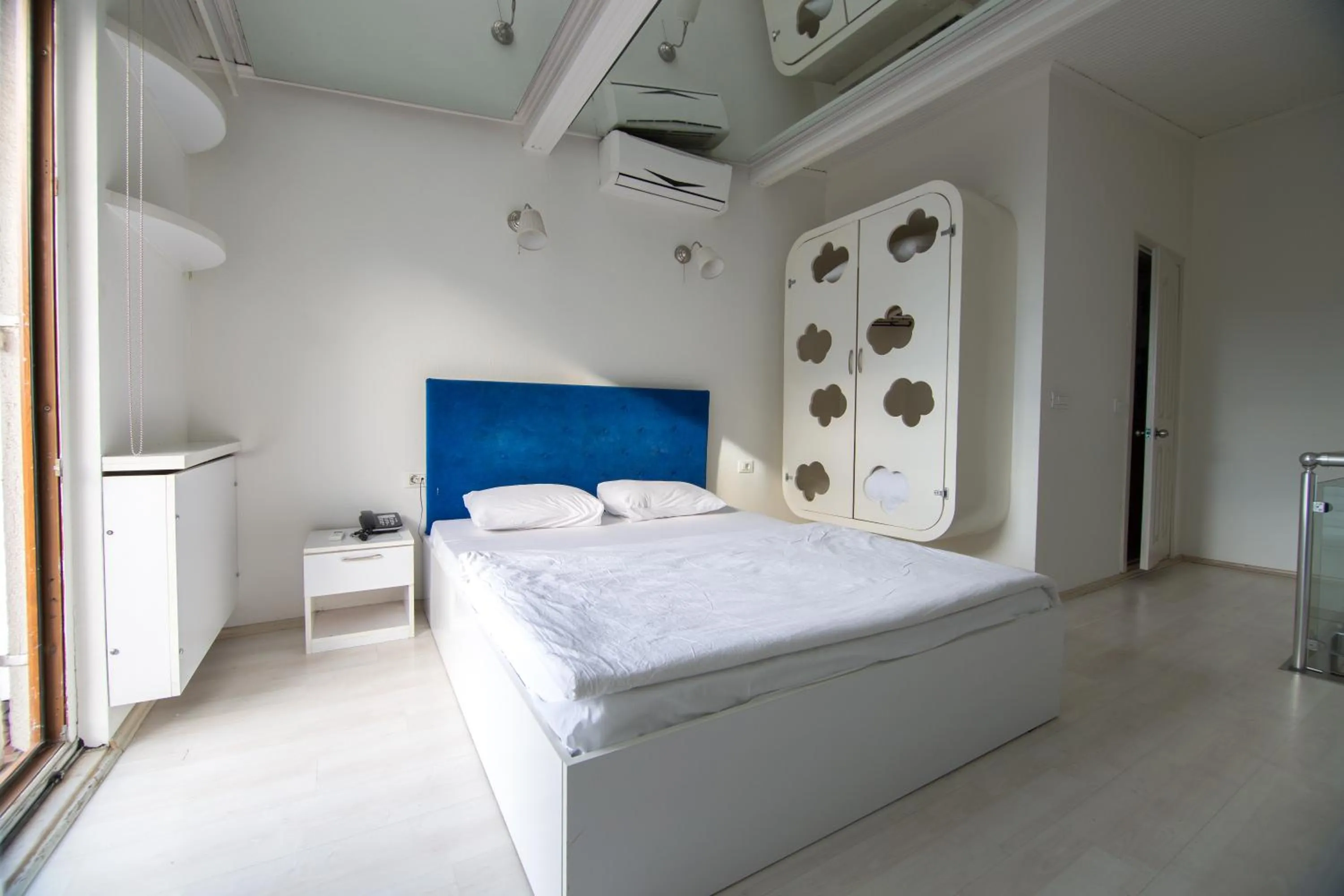 Photo of the whole room, Bed in Element Suites