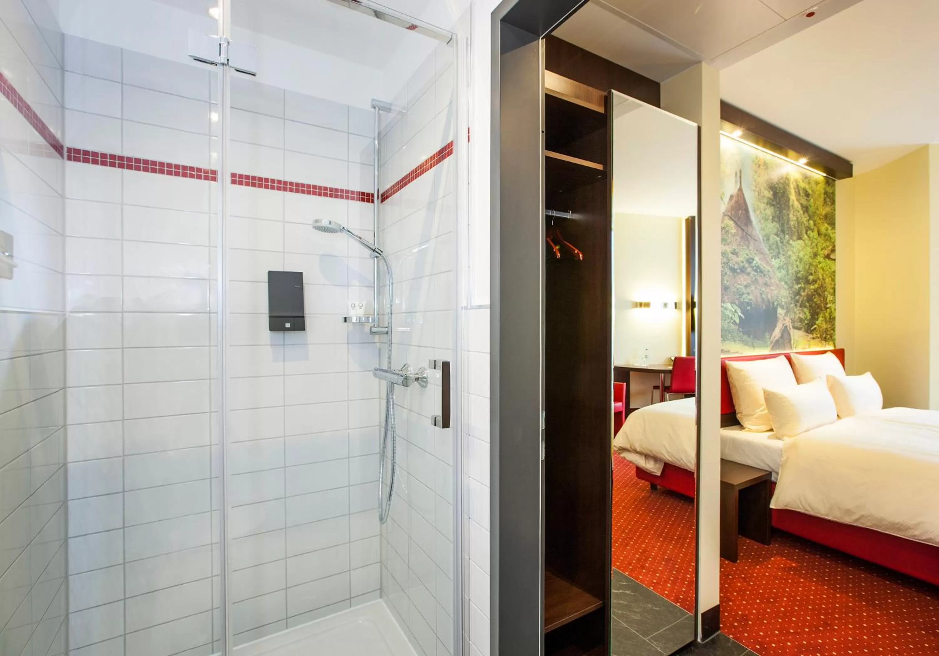 Bathroom, Bed in Best Western Plus Plaza Berlin Kurfürstendamm