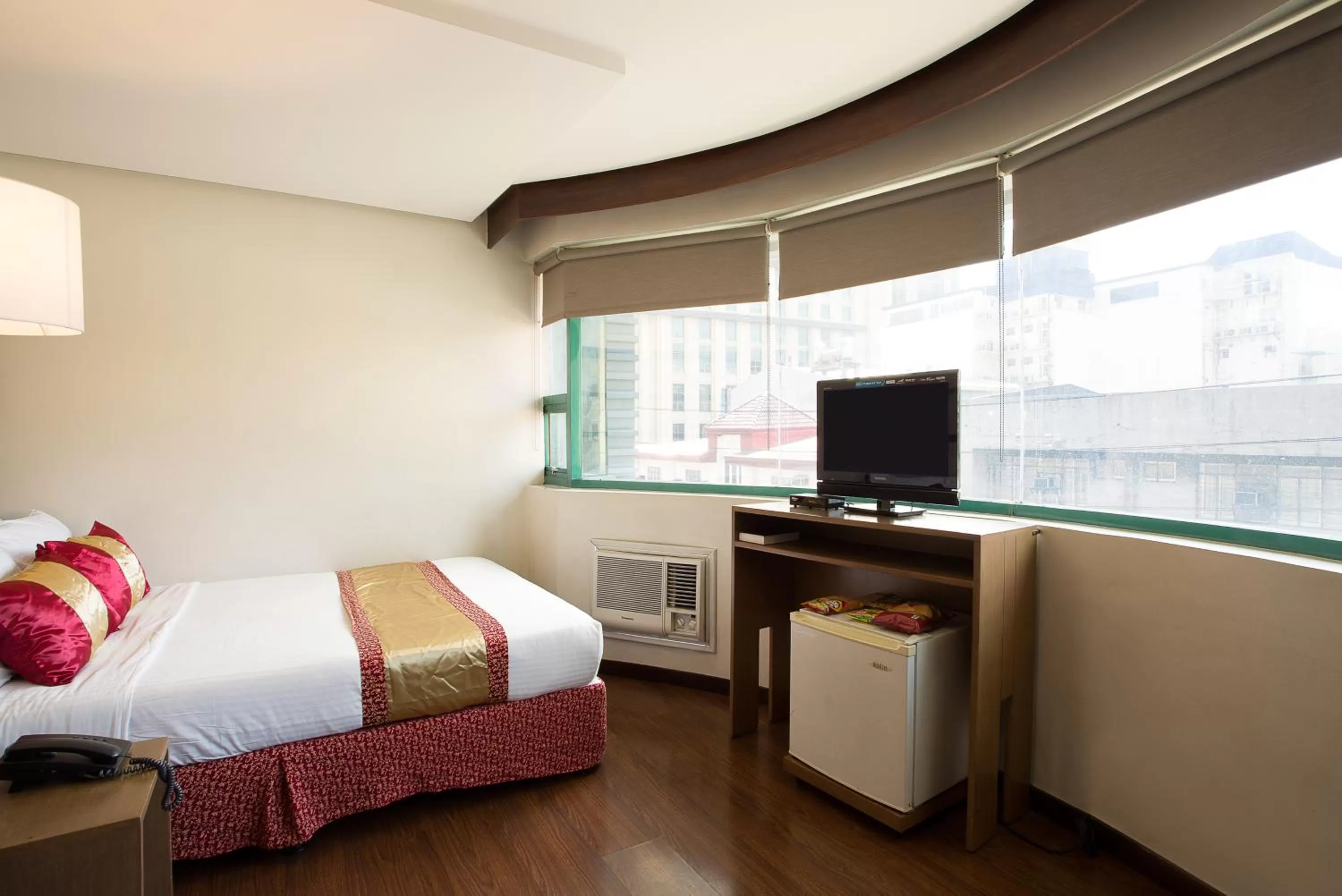 Day, TV/Entertainment Center in Vieve Hotel