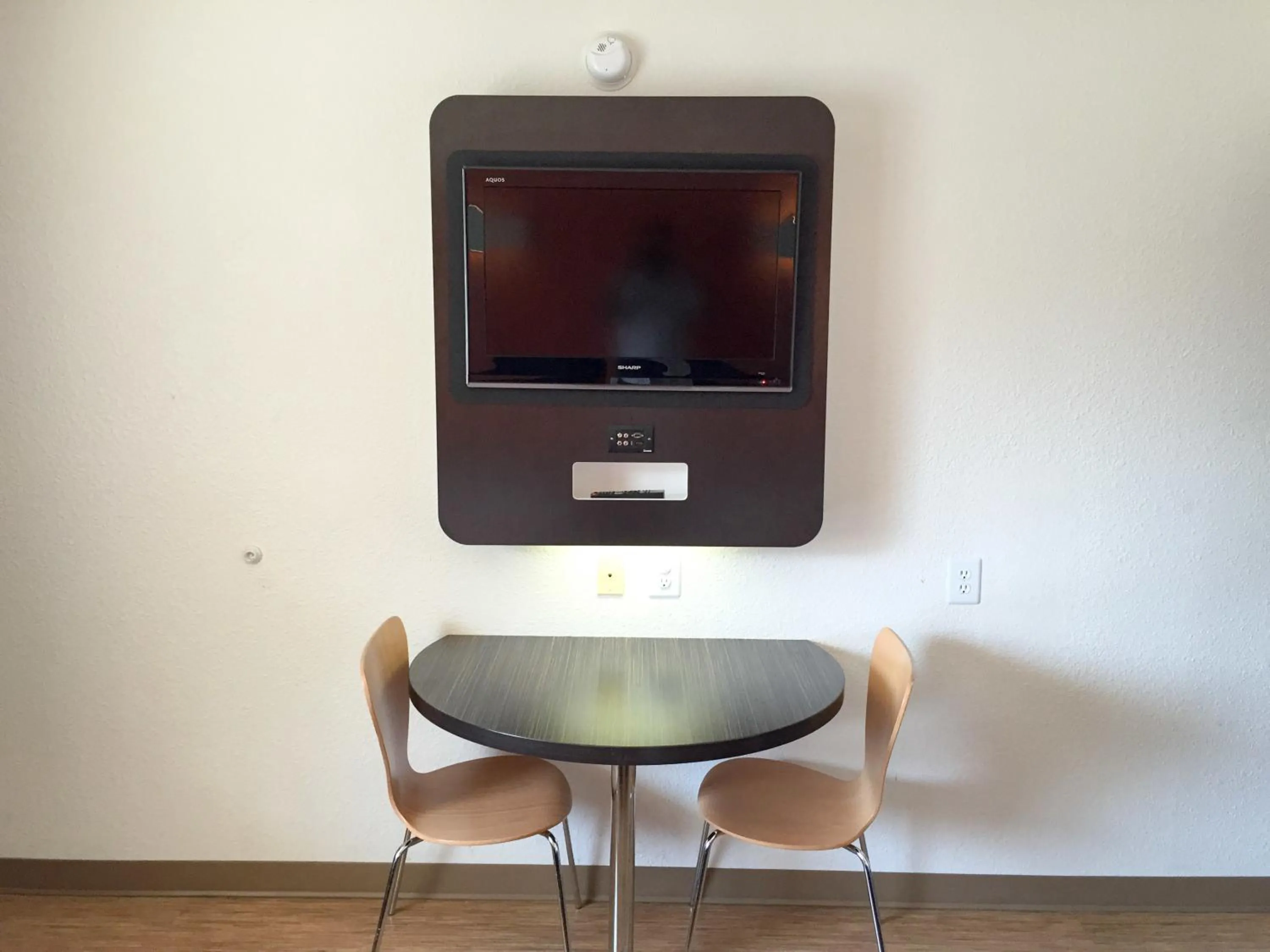 Bedroom in Motel 6-Oroville, CA