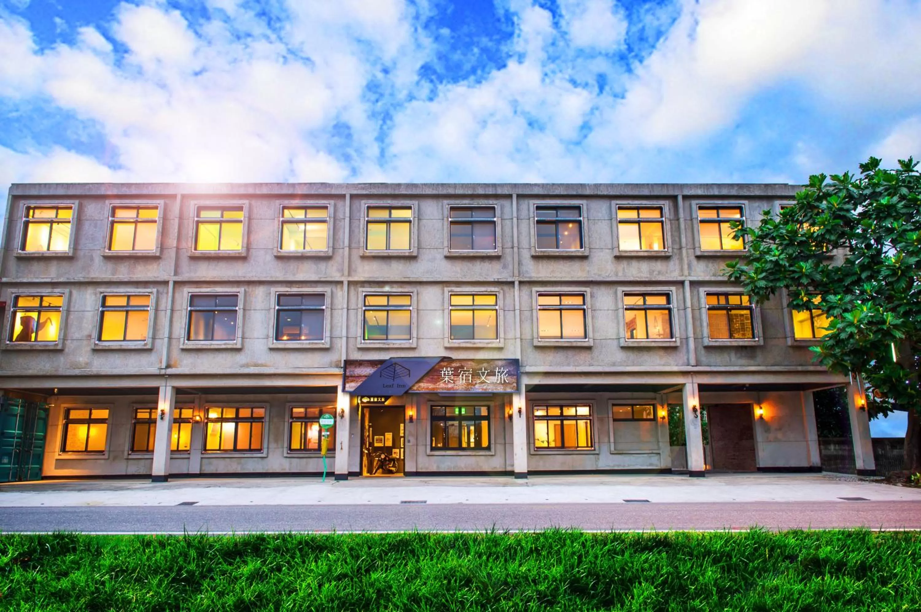 Facade/entrance, Property Building in The Leaf Inn