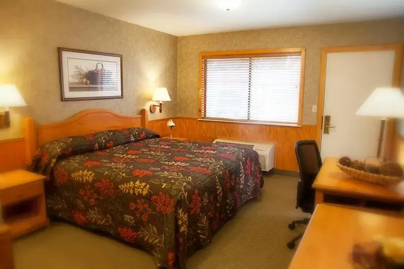 King Room in Poulsbo Inn & Suites King Room in Poulsbo Inn & Suites