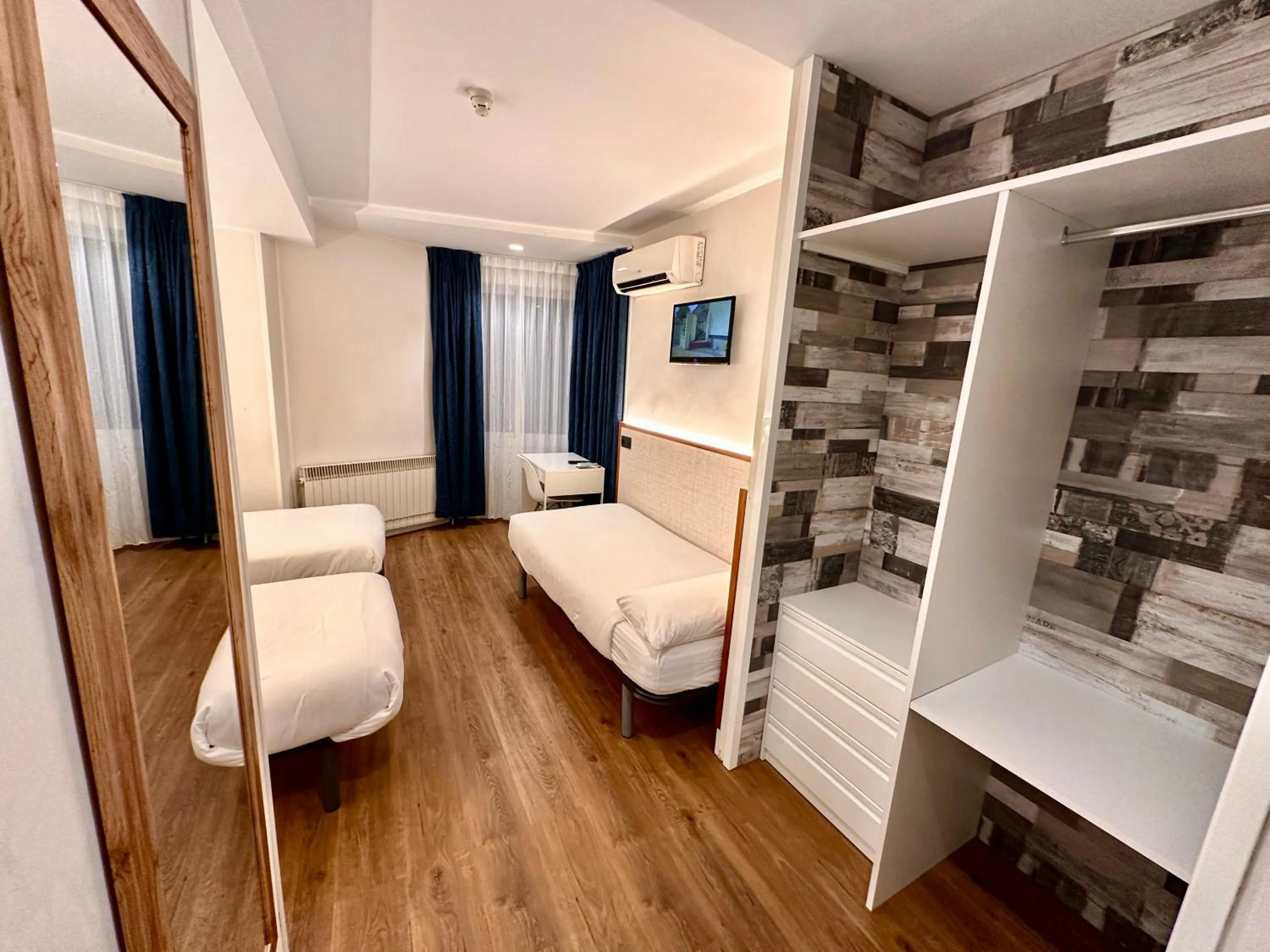 wardrobe, Bed in Far Home Gran Vía