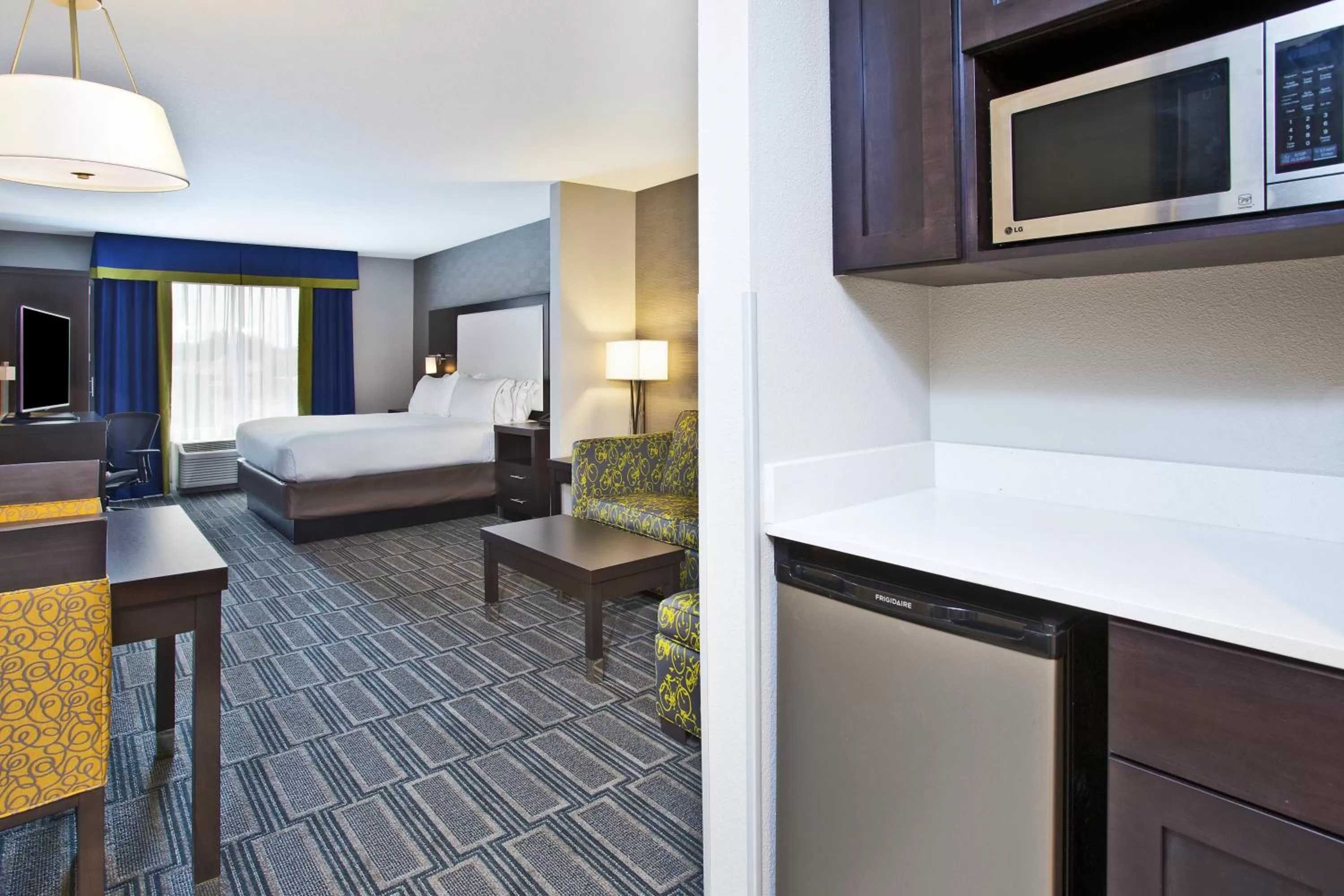 Photo of the whole room, Bed in Holiday Inn Express Hotel & Suites Ann Arbor West by IHG