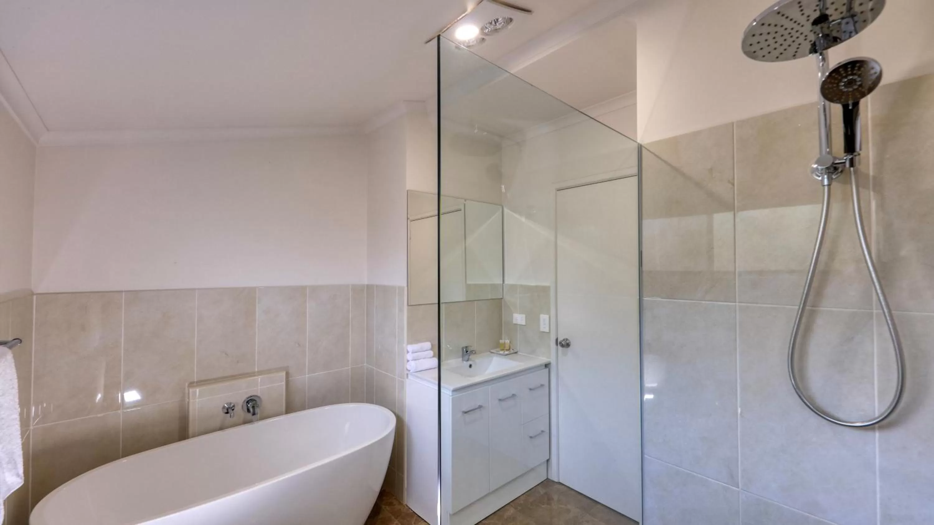 Bathroom in Heritage River Motor Inn