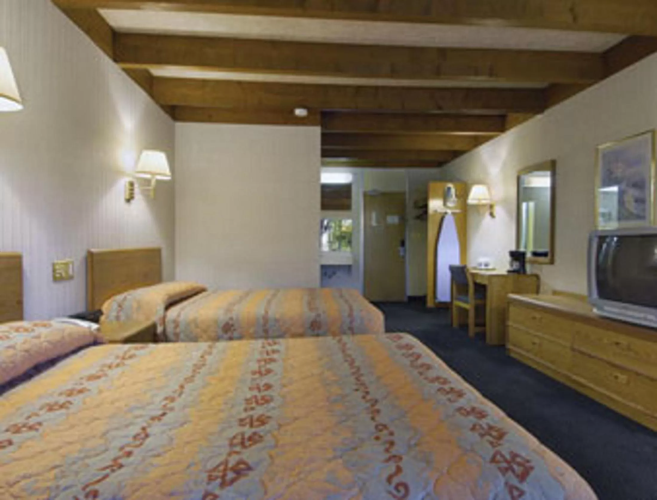 Photo of the whole room, Bed in Knights Inn Liberty