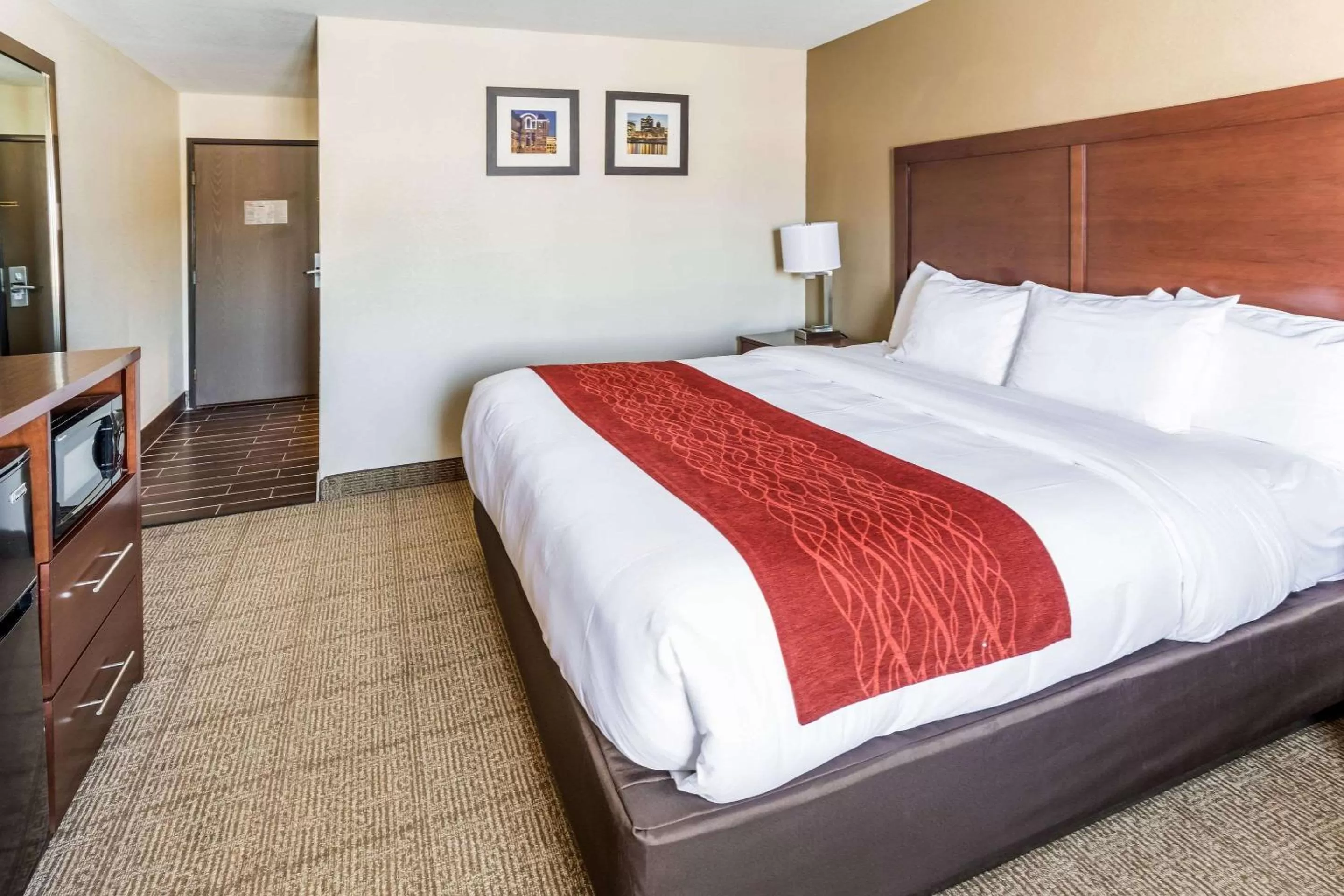 Photo of the whole room, Bed in Comfort Inn Waukesha - Milwaukee West