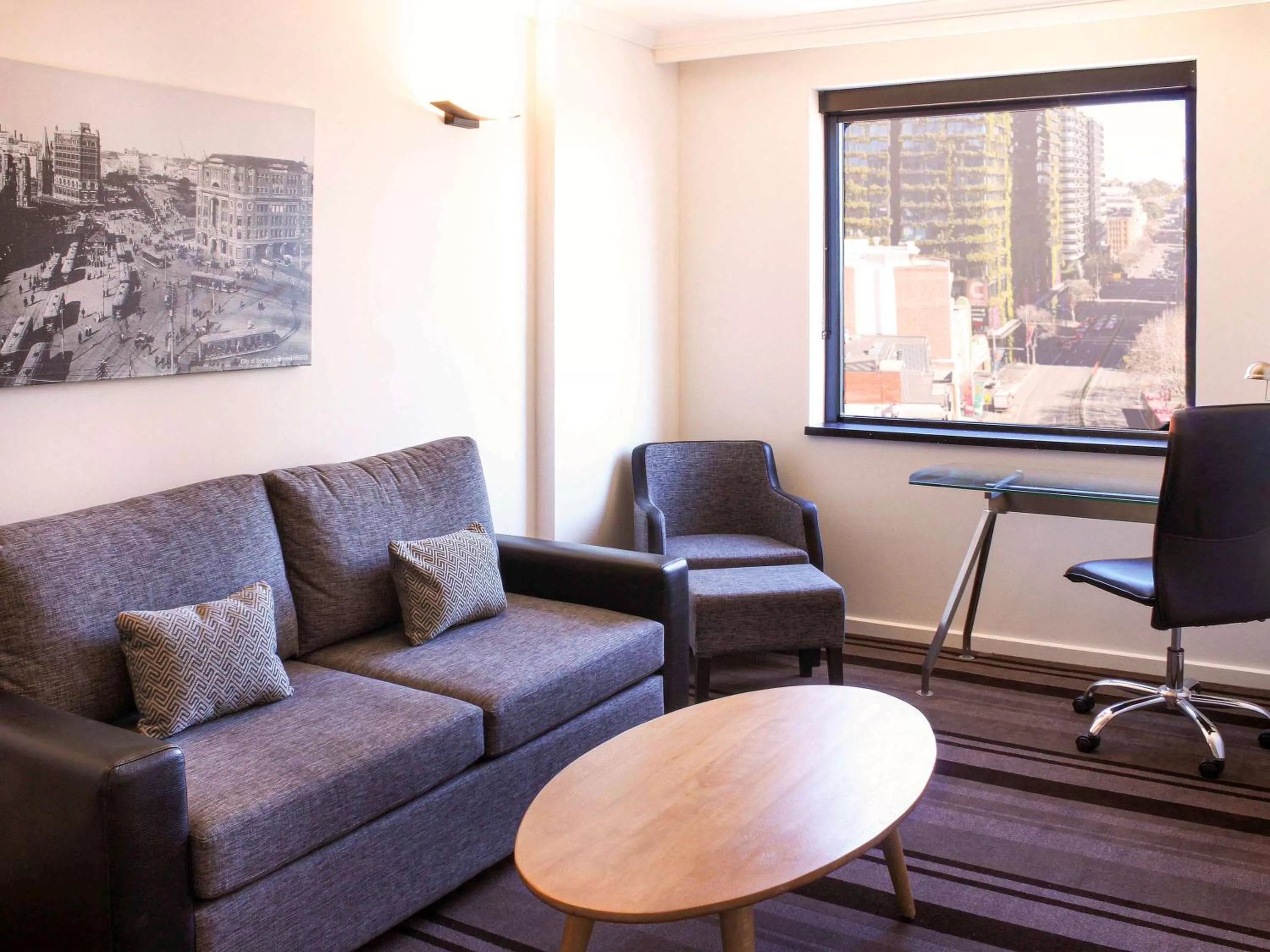 Photo of the whole room in Mercure Sydney