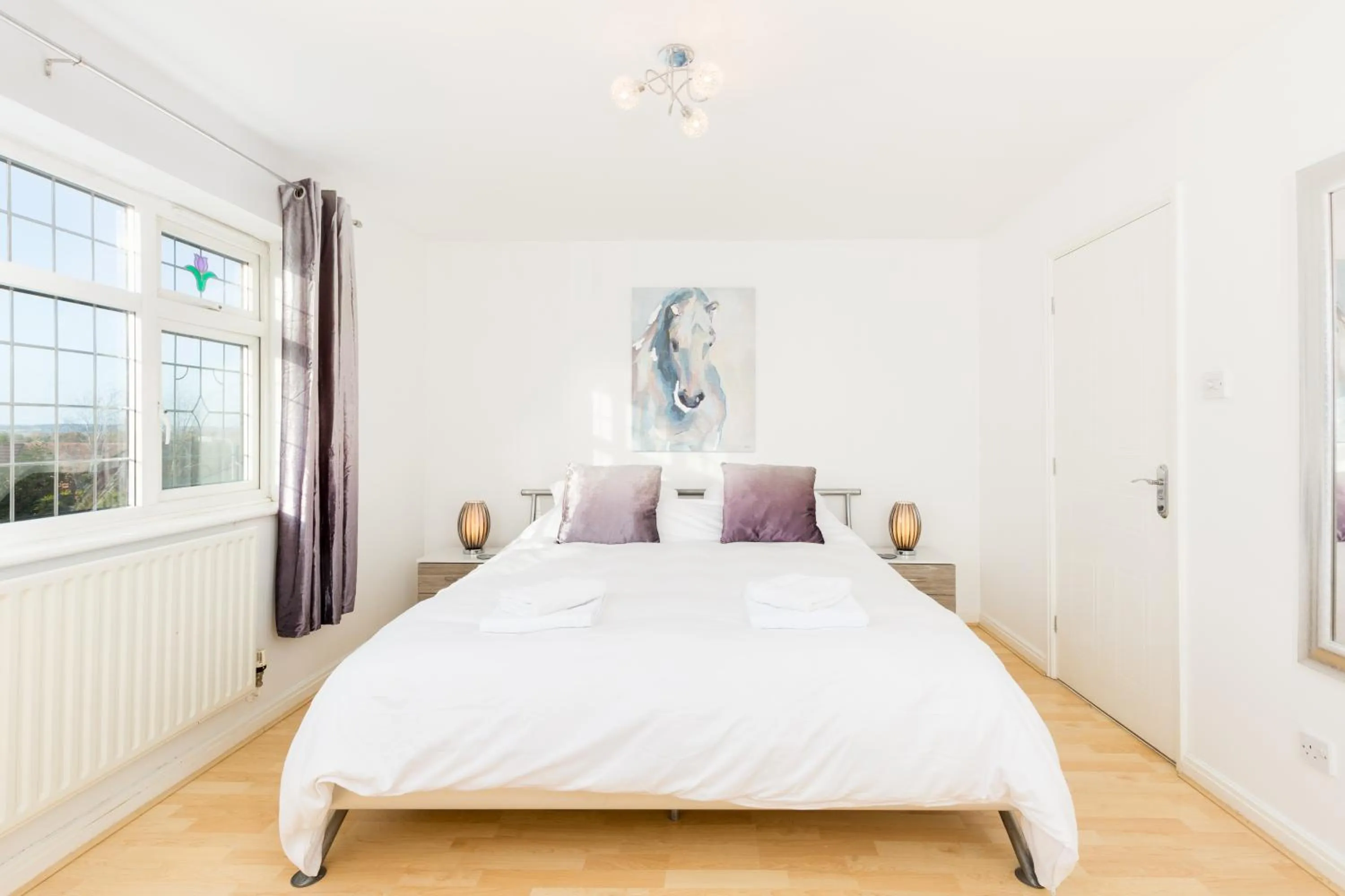 Bedroom, Bed in Drayton Manor House FREE parking