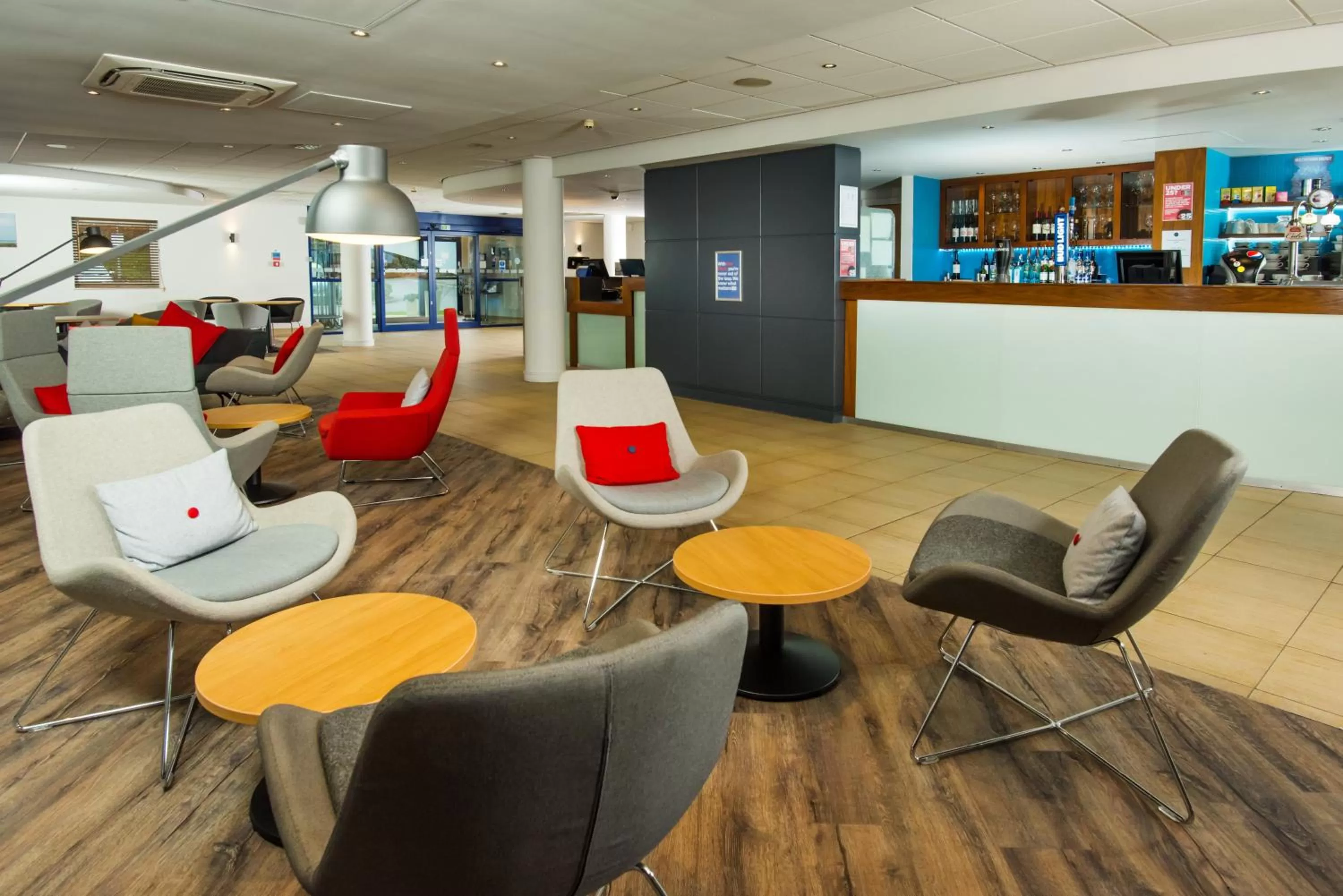 Lounge or bar in Holiday Inn Express Newport by IHG