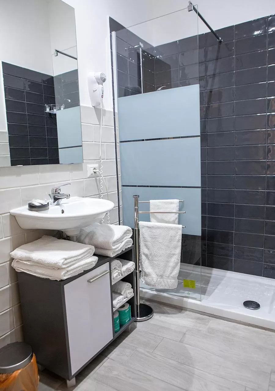 Shower, Bathroom in zuroli suite