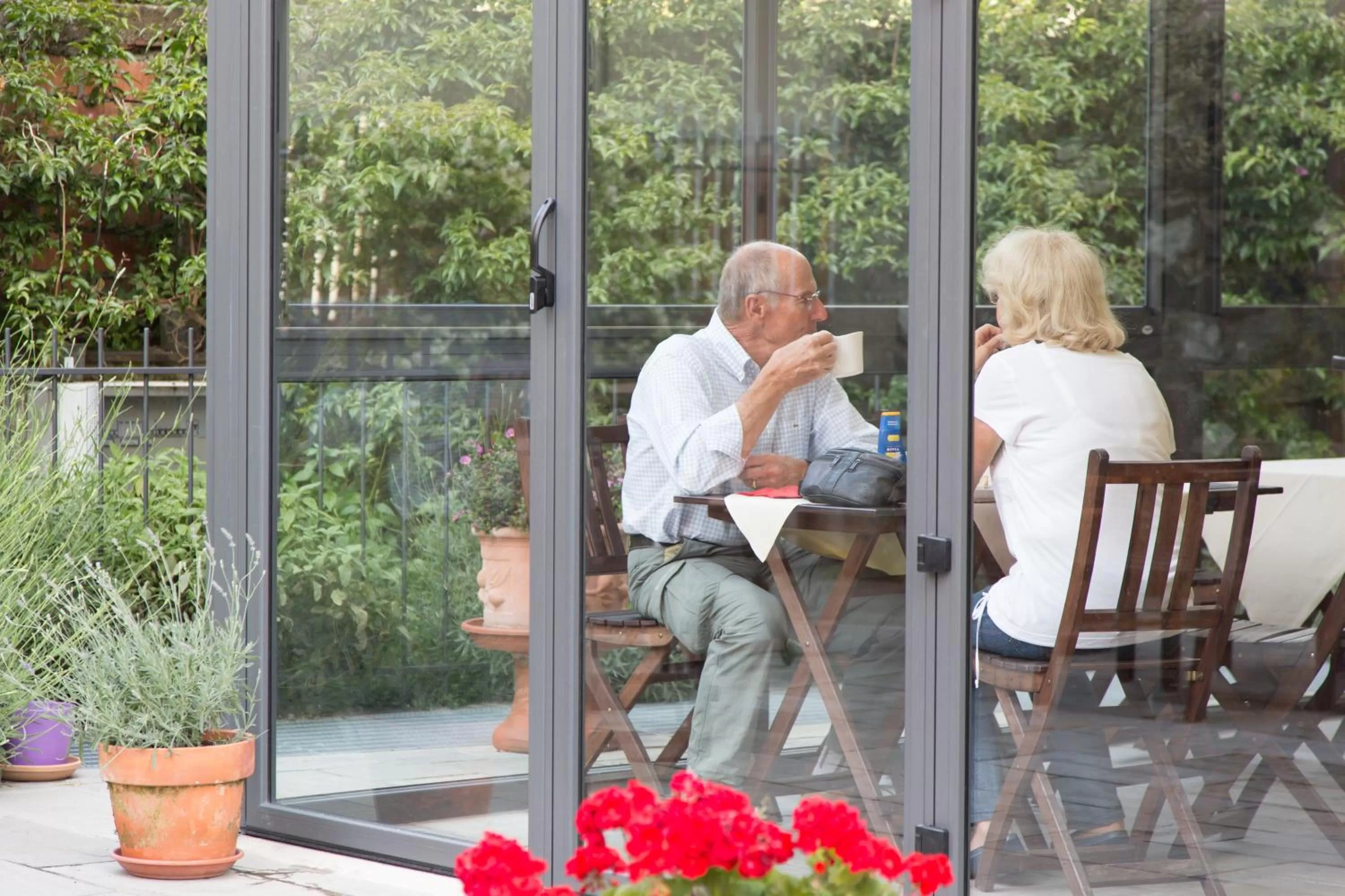 Restaurant/places to eat in Oasi Hotel