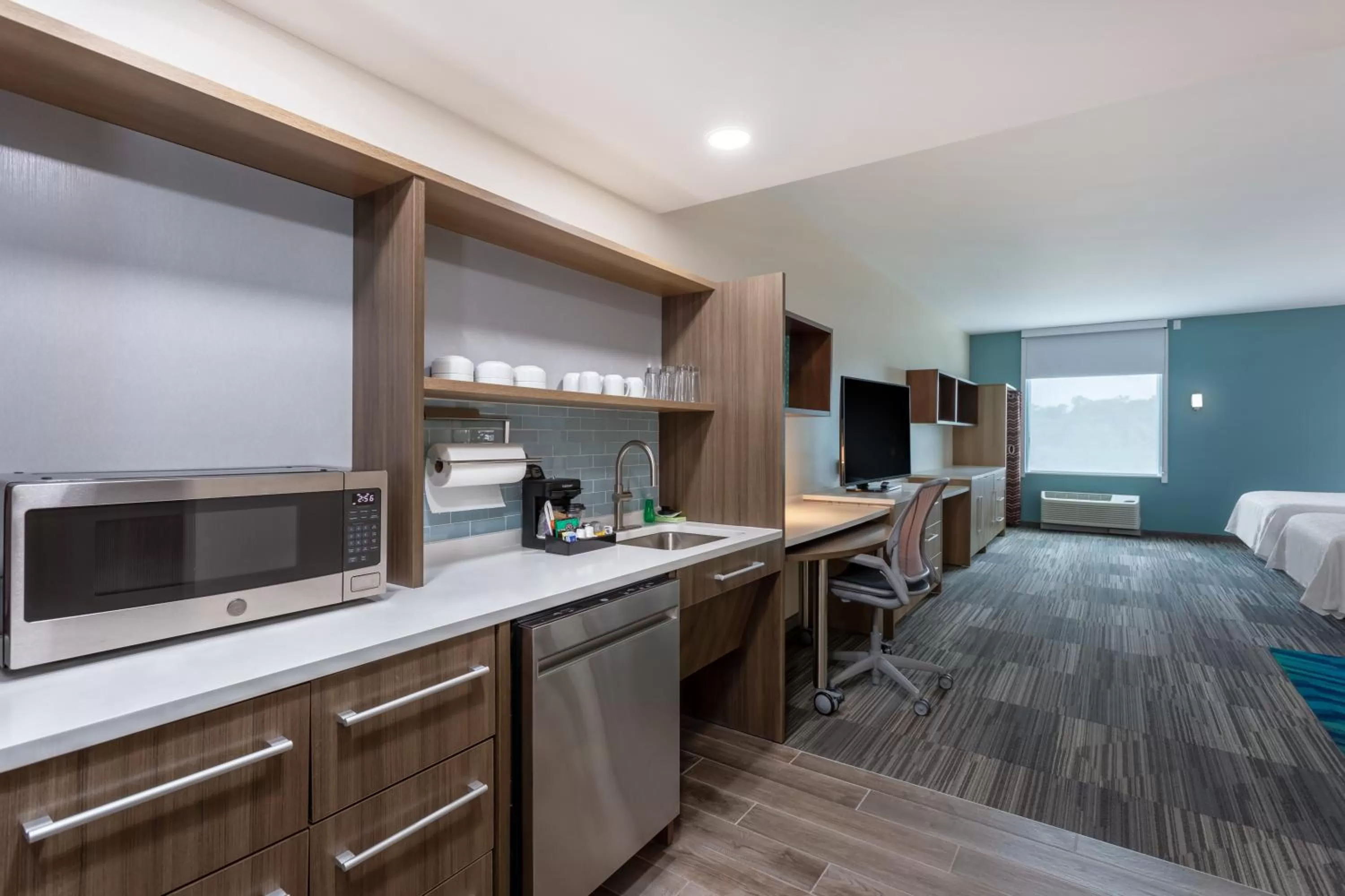 Kitchen or kitchenette, Bed in Home2 Suites By Hilton Vero Beach I-95