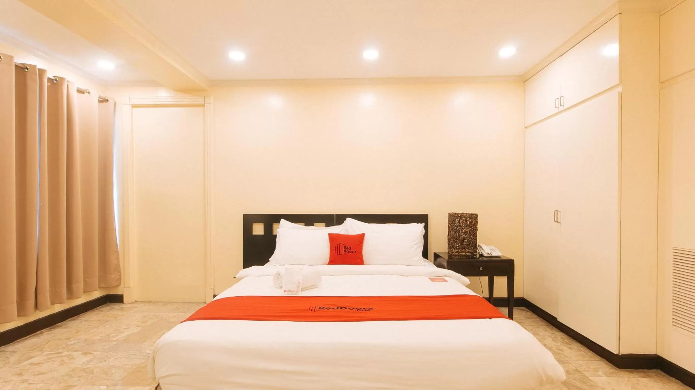 Bed in RedDoorz Premium near Greenbelt Makati - Vaccinated Staff
