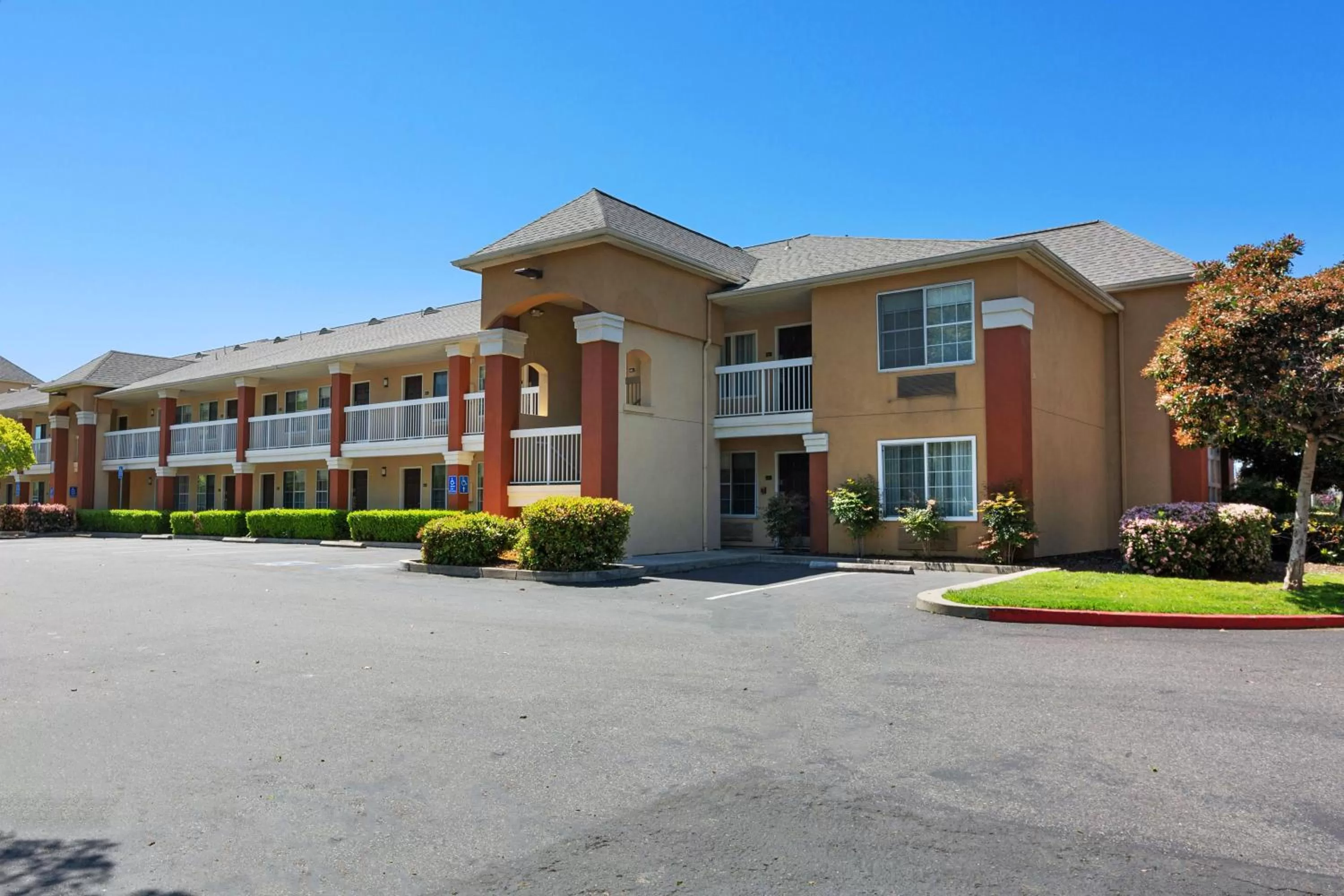 Property building in Extended Stay America Suites - San Jose - Milpitas - McCarthy Ranch