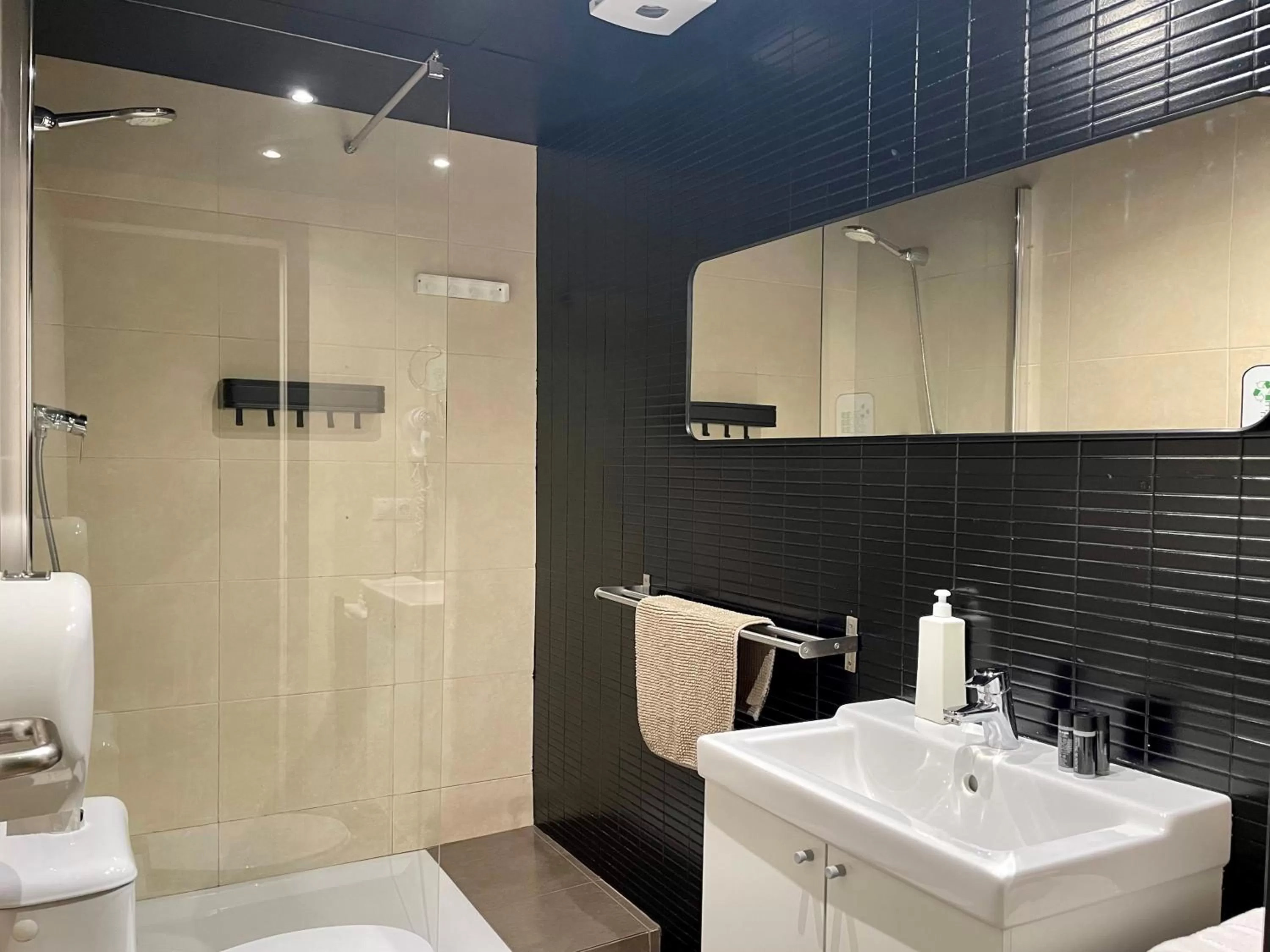 Shower in MD Modern Hotel - Jardines