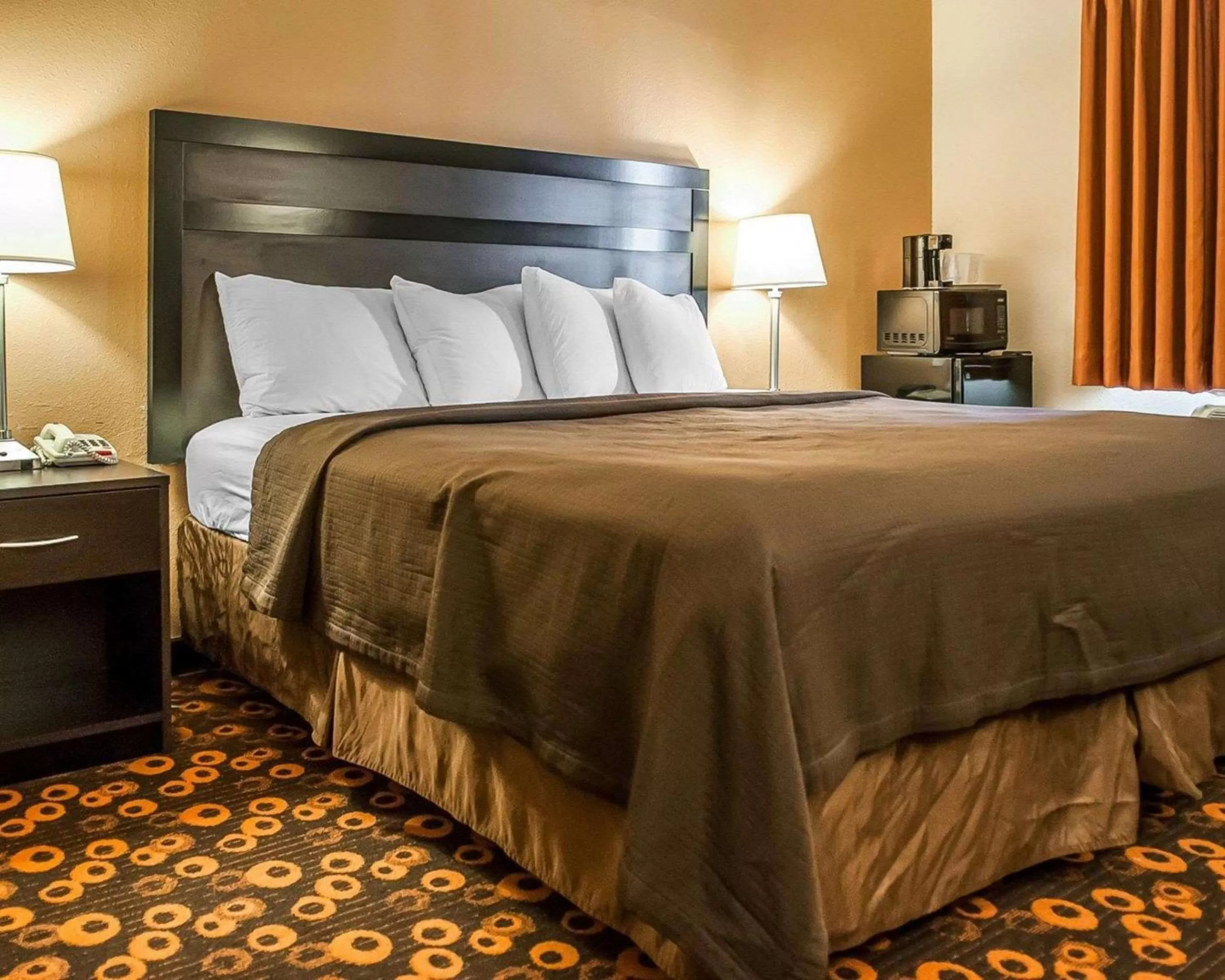 Photo of the whole room, Bed in Econo Lodge Inn & Suites Santa Fe South