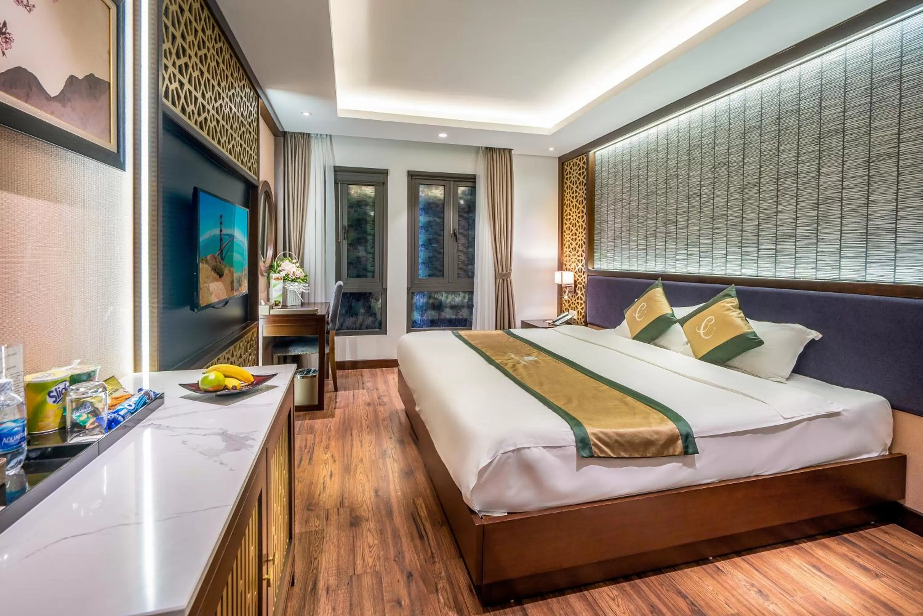 Photo of the whole room, Bed in Conifer Grand Hotel