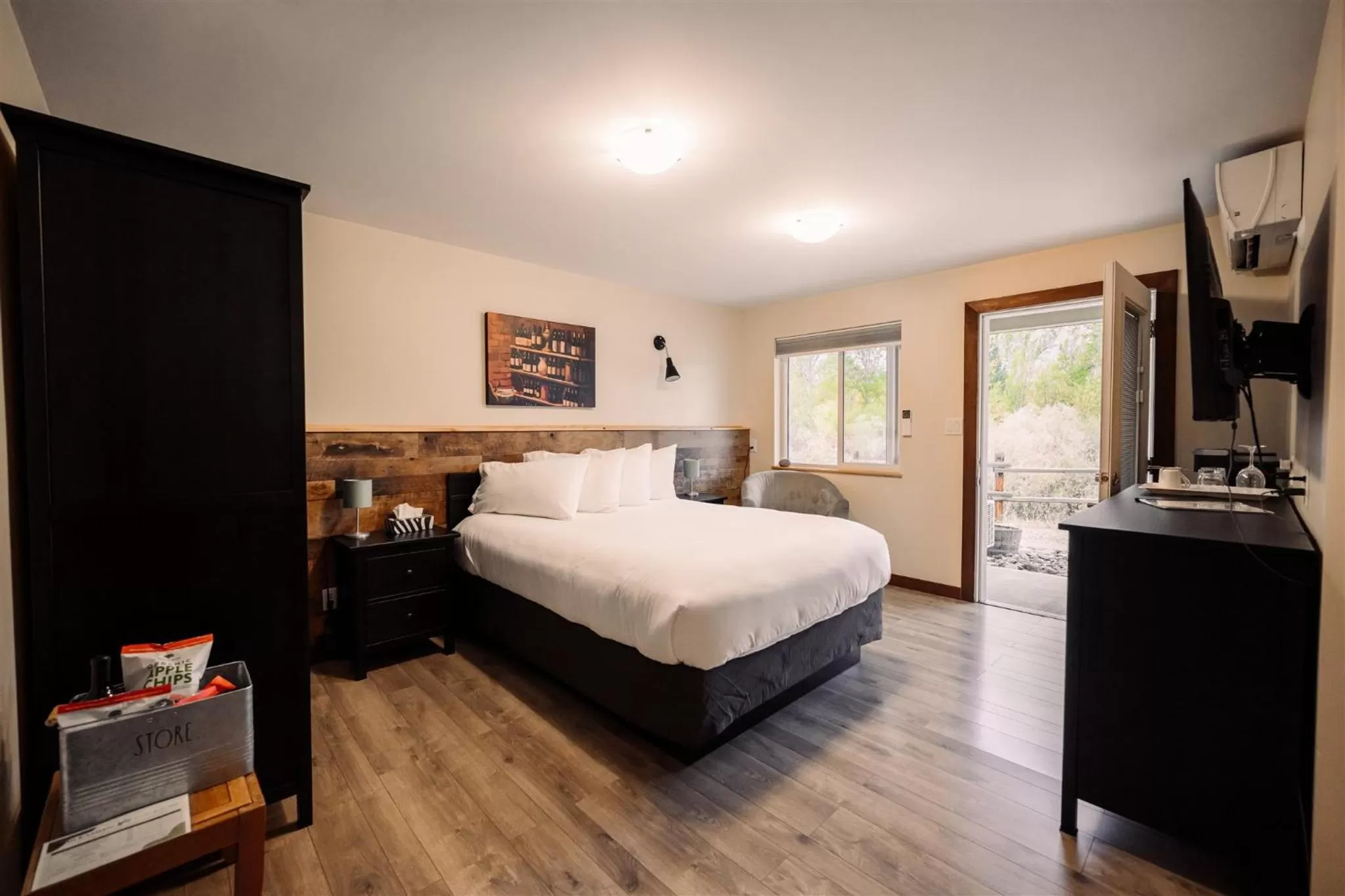 Bed in Similkameen Wild Resort & Winery Retreat