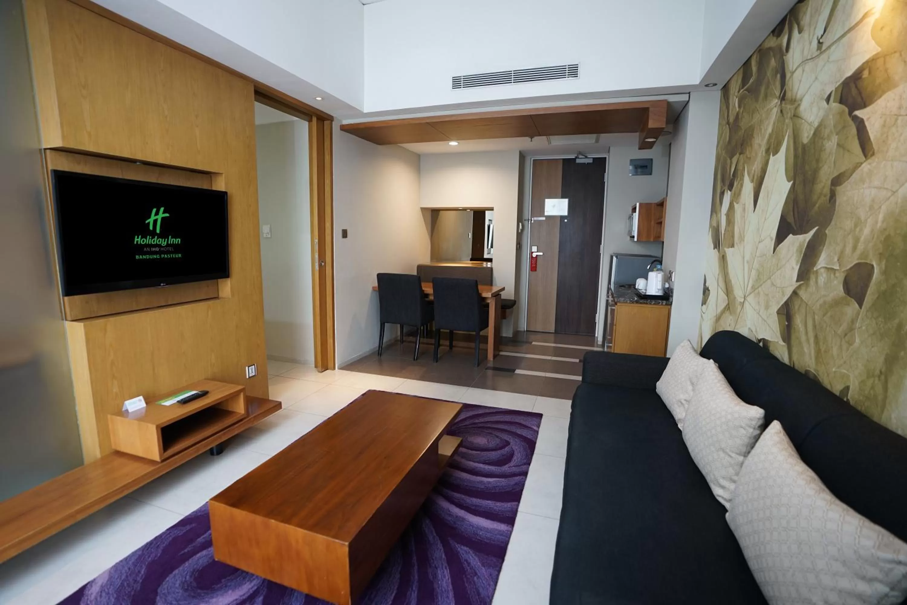 TV and multimedia in Holiday Inn Bandung Pasteur by IHG