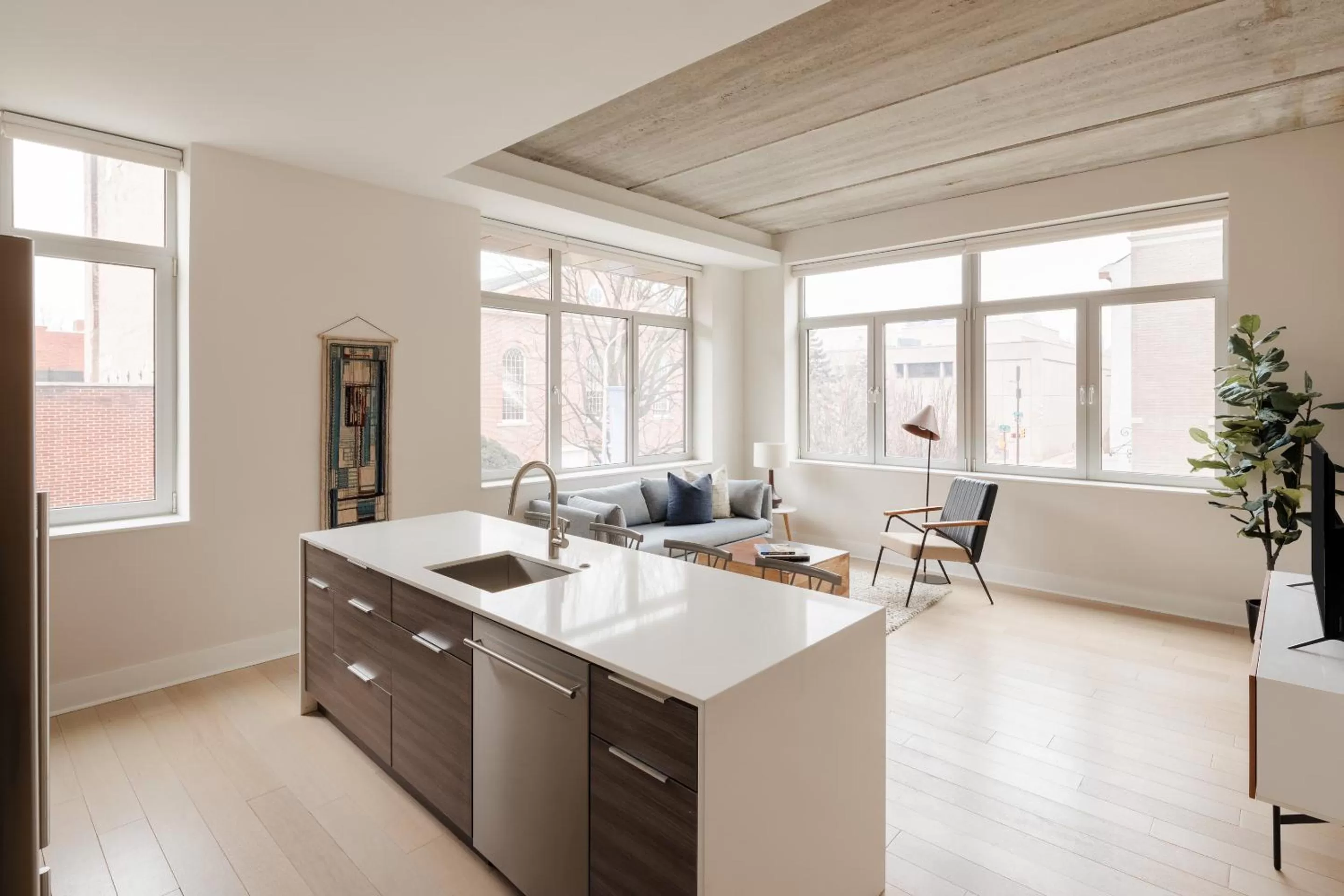 Living room, Kitchen/Kitchenette in Sonder The Mint