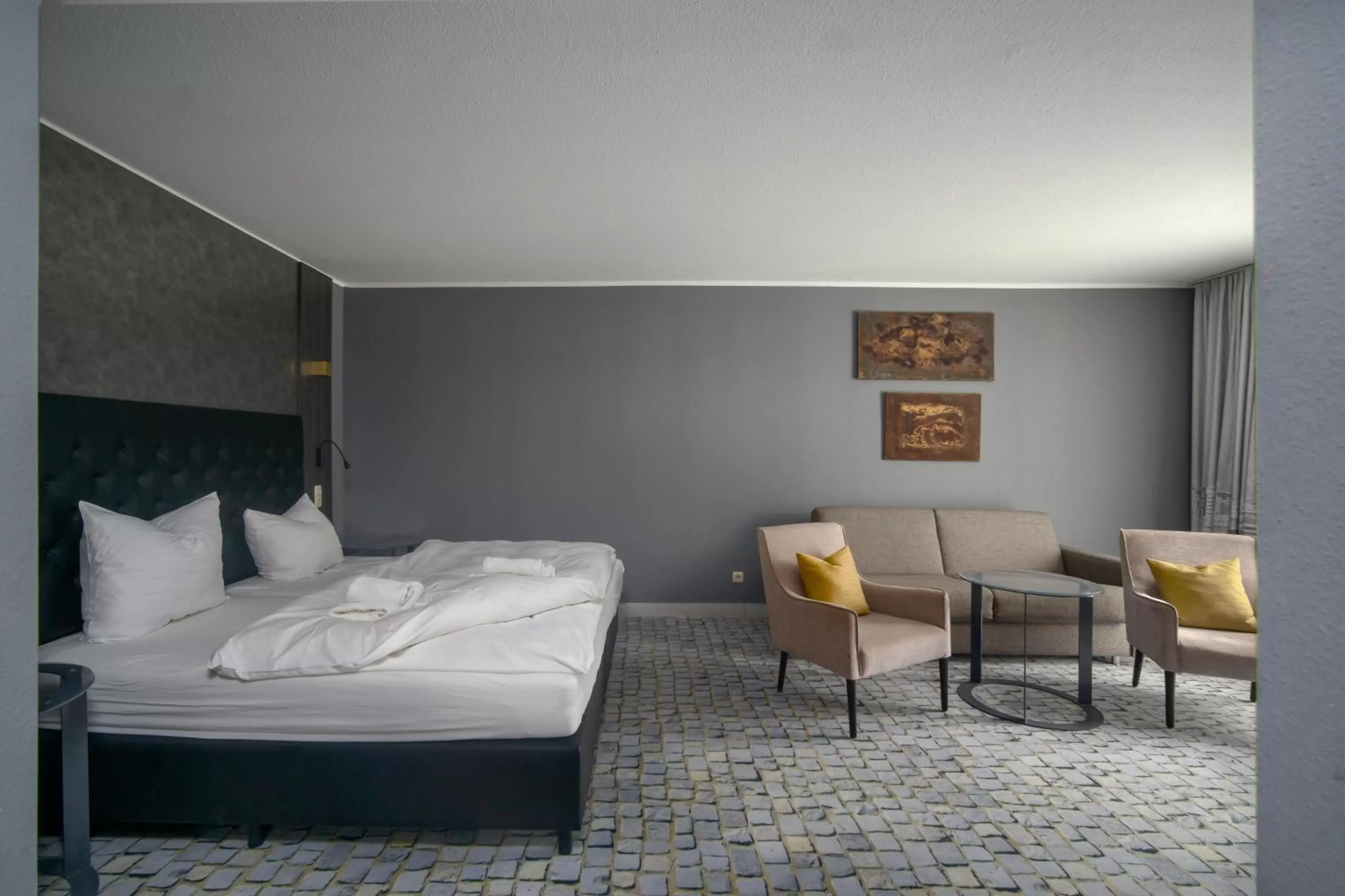 Photo of the whole room, Bed in SL'otel im Parforcehaus