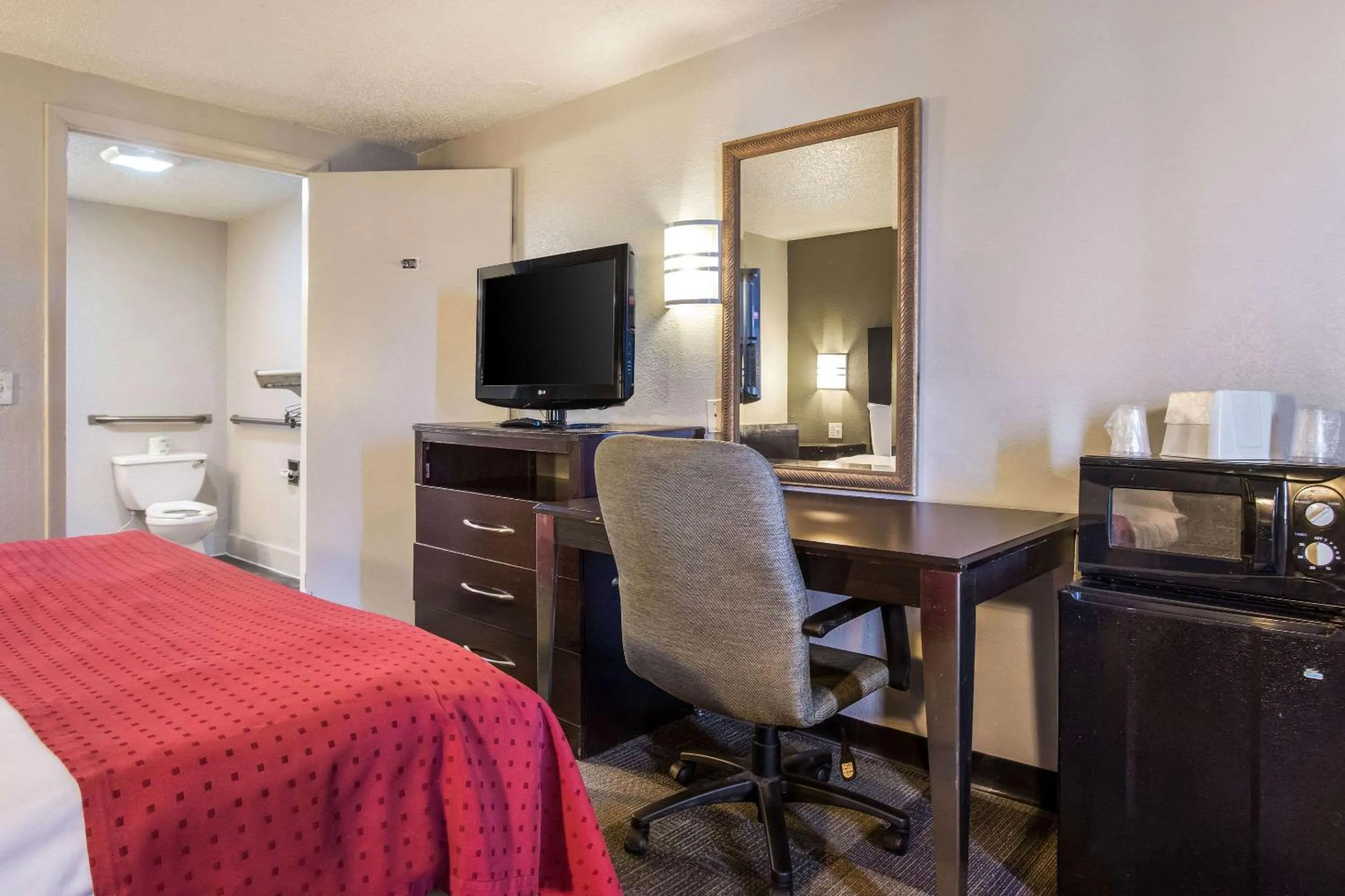 Photo of the whole room, Bed in Rodeway Inn Near Hall of Fame