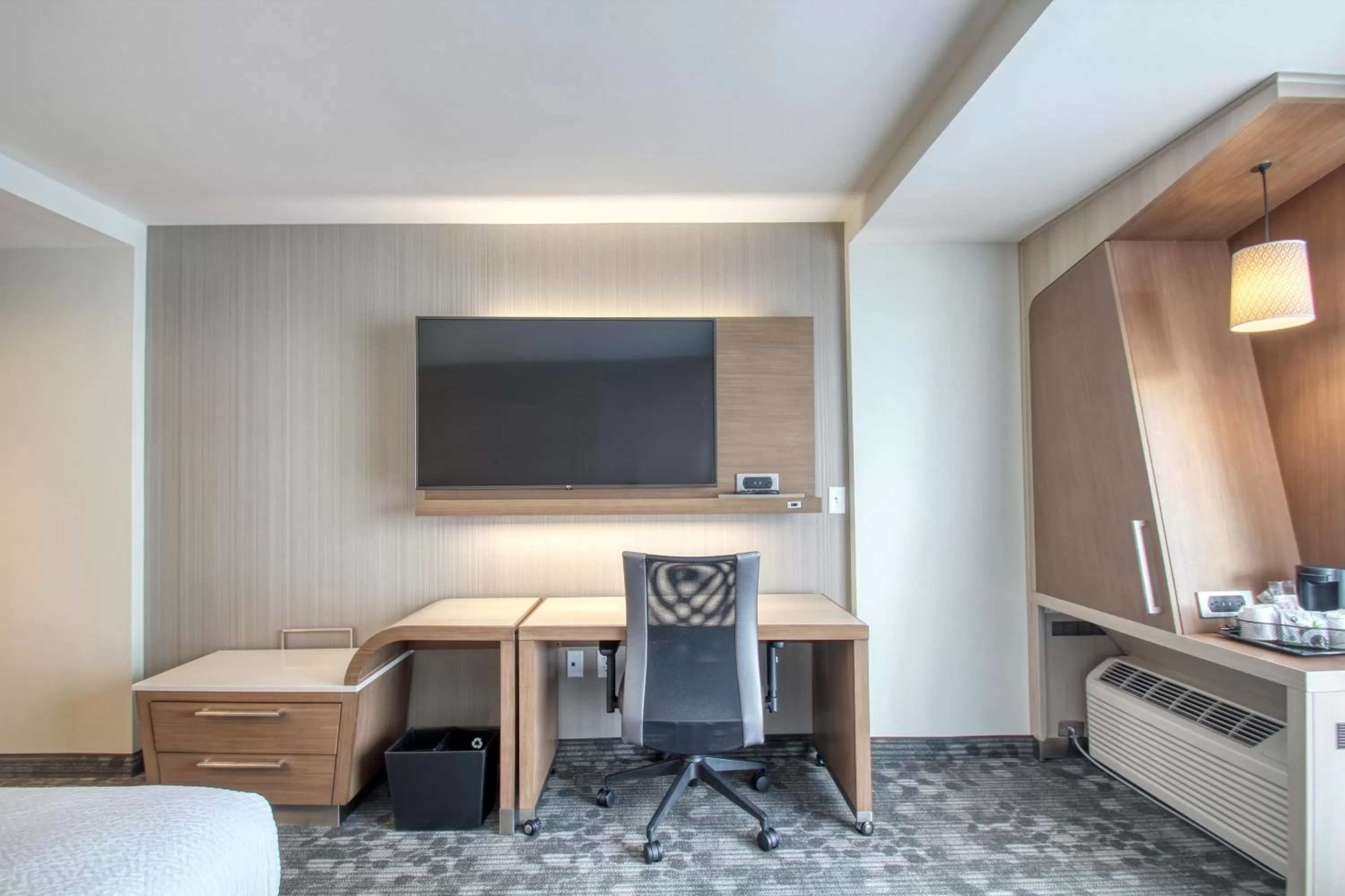 TV and multimedia in Courtyard by Marriott Fargo