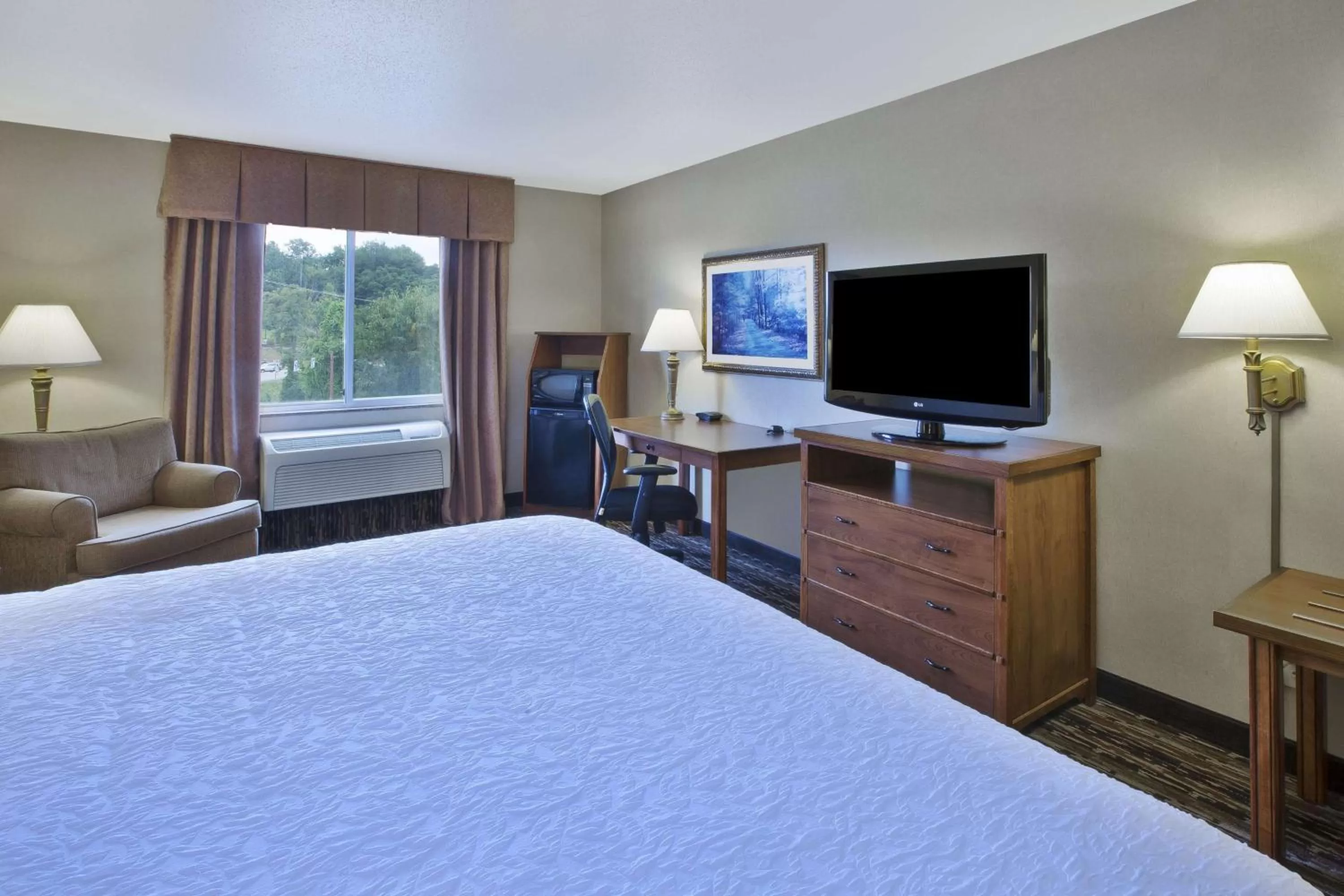 Bedroom, Bed in Hampton Inn Pittsburgh Area-Beaver Valley-Center Township