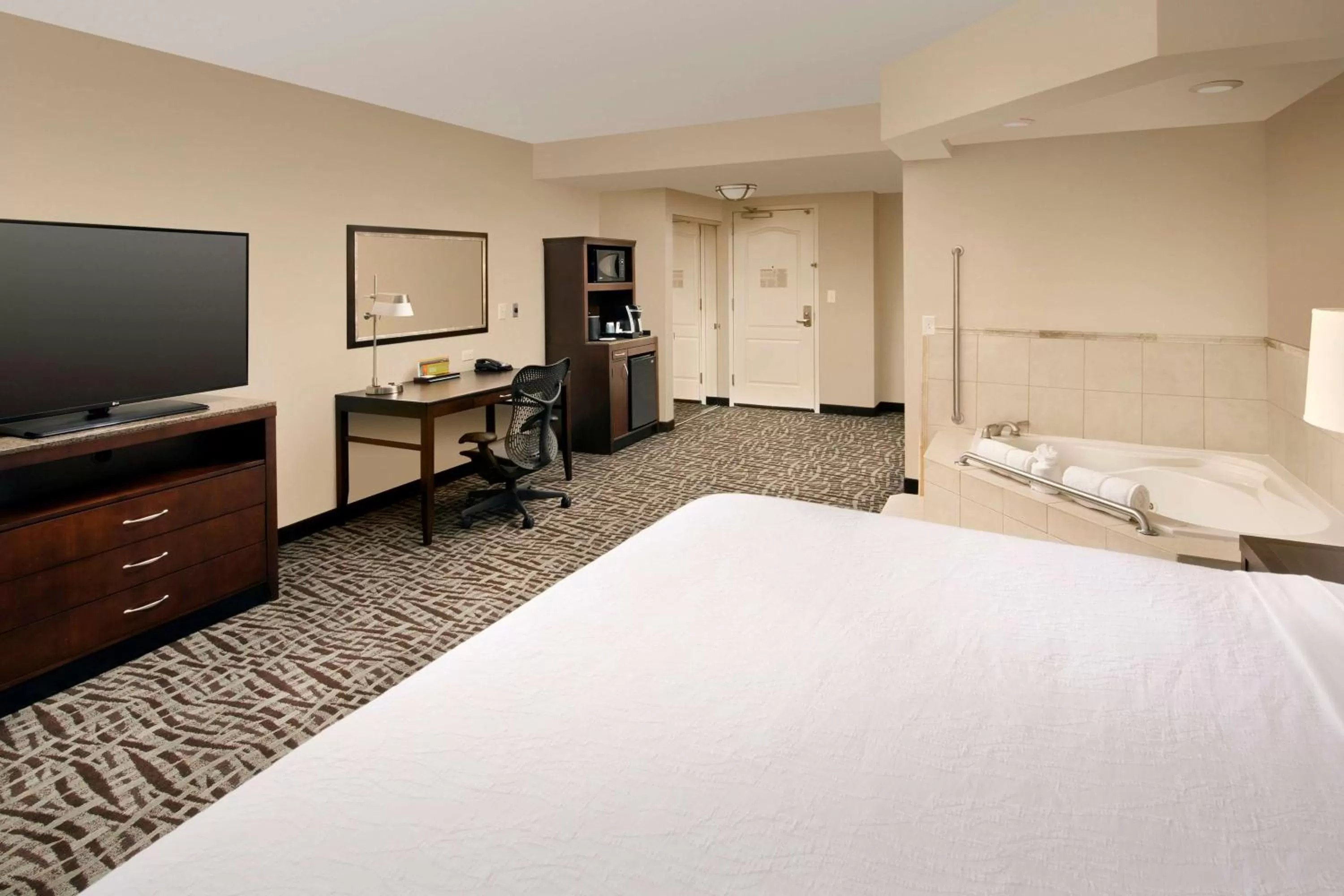 King Room with Whirlpool in Hilton Garden Inn Huntsville South/Redstone Arsenal
