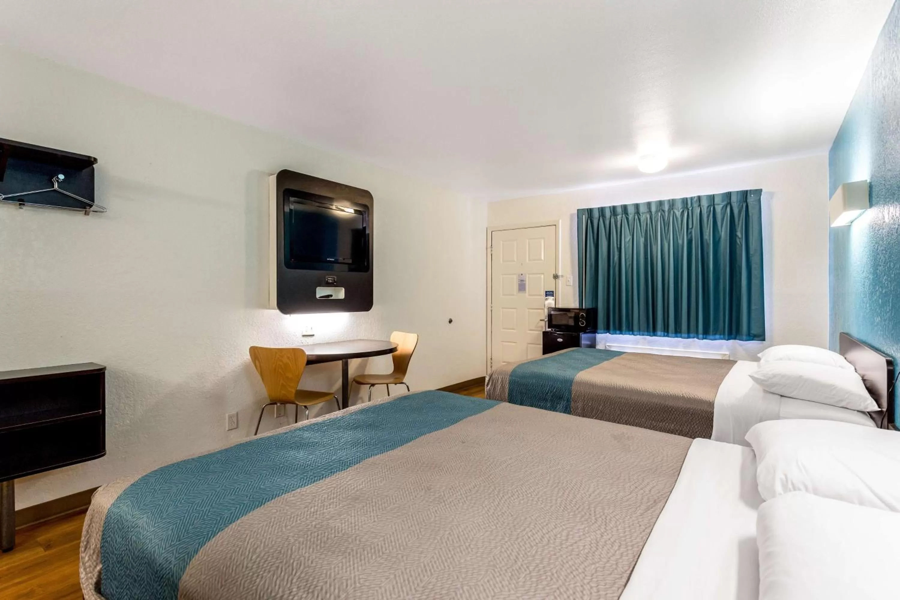 Photo of the whole room, Bed in Motel 6-Bryan, TX - College Station