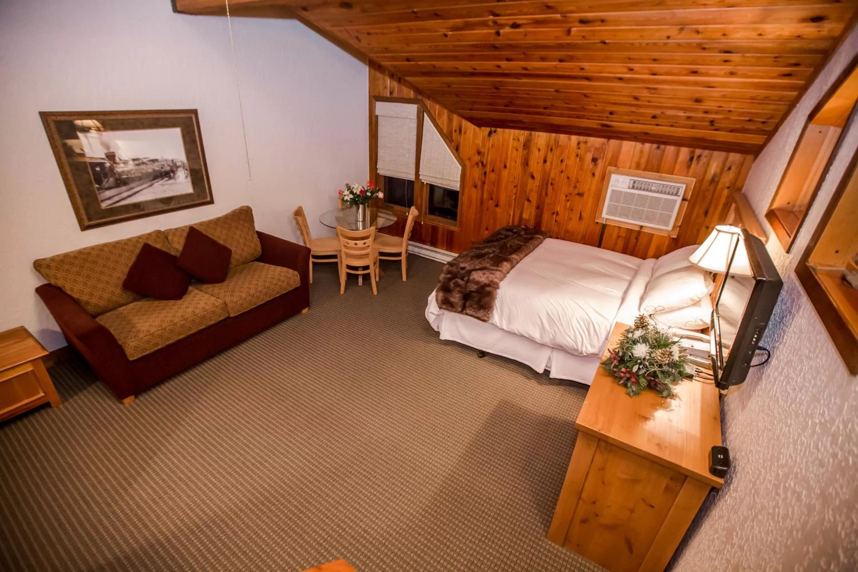 Photo of the whole room, Bed in Kandahar Lodge at Whitefish Mountain Resort
