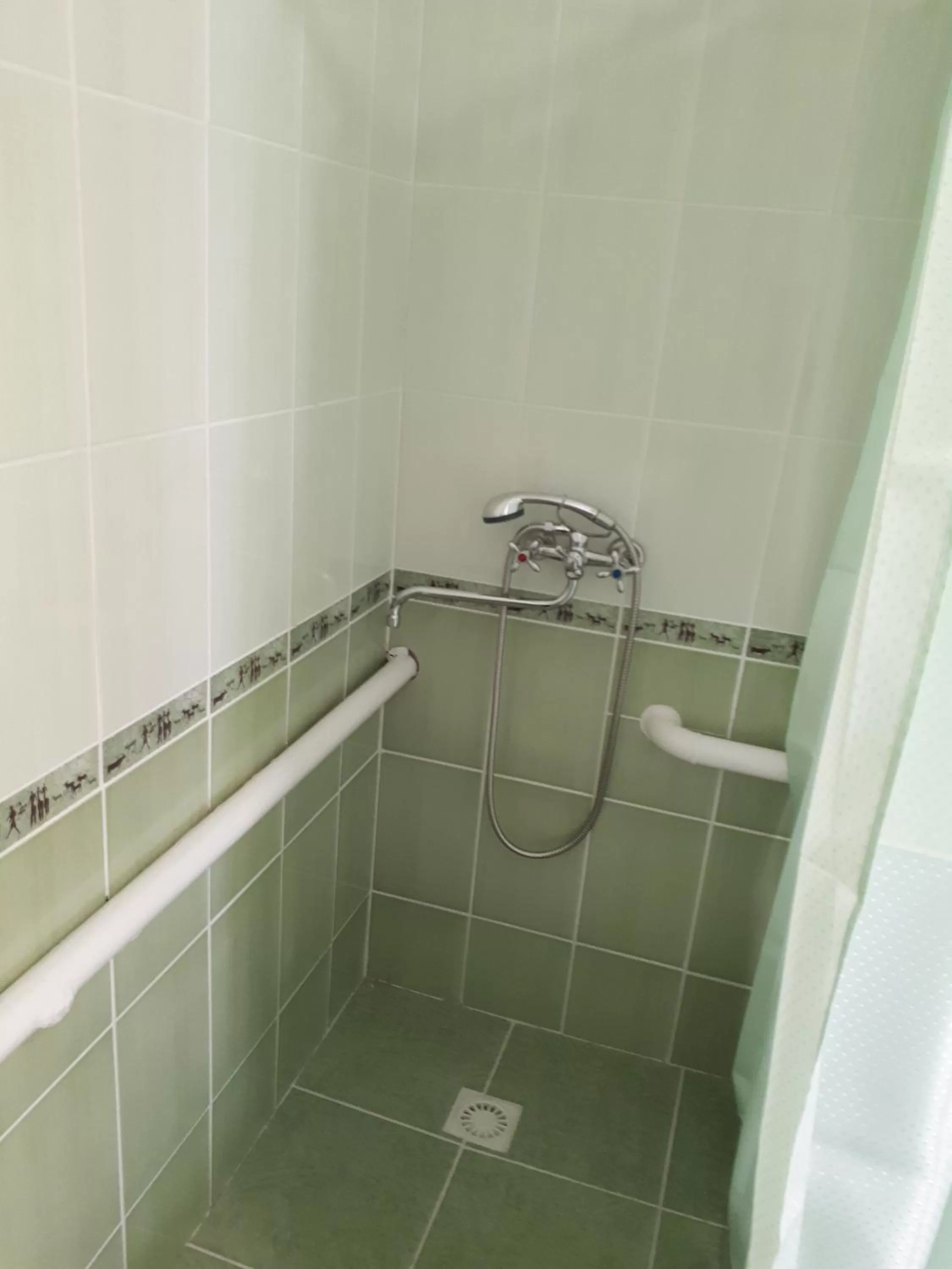 Shower in Hotel Gostynnyi Dvir