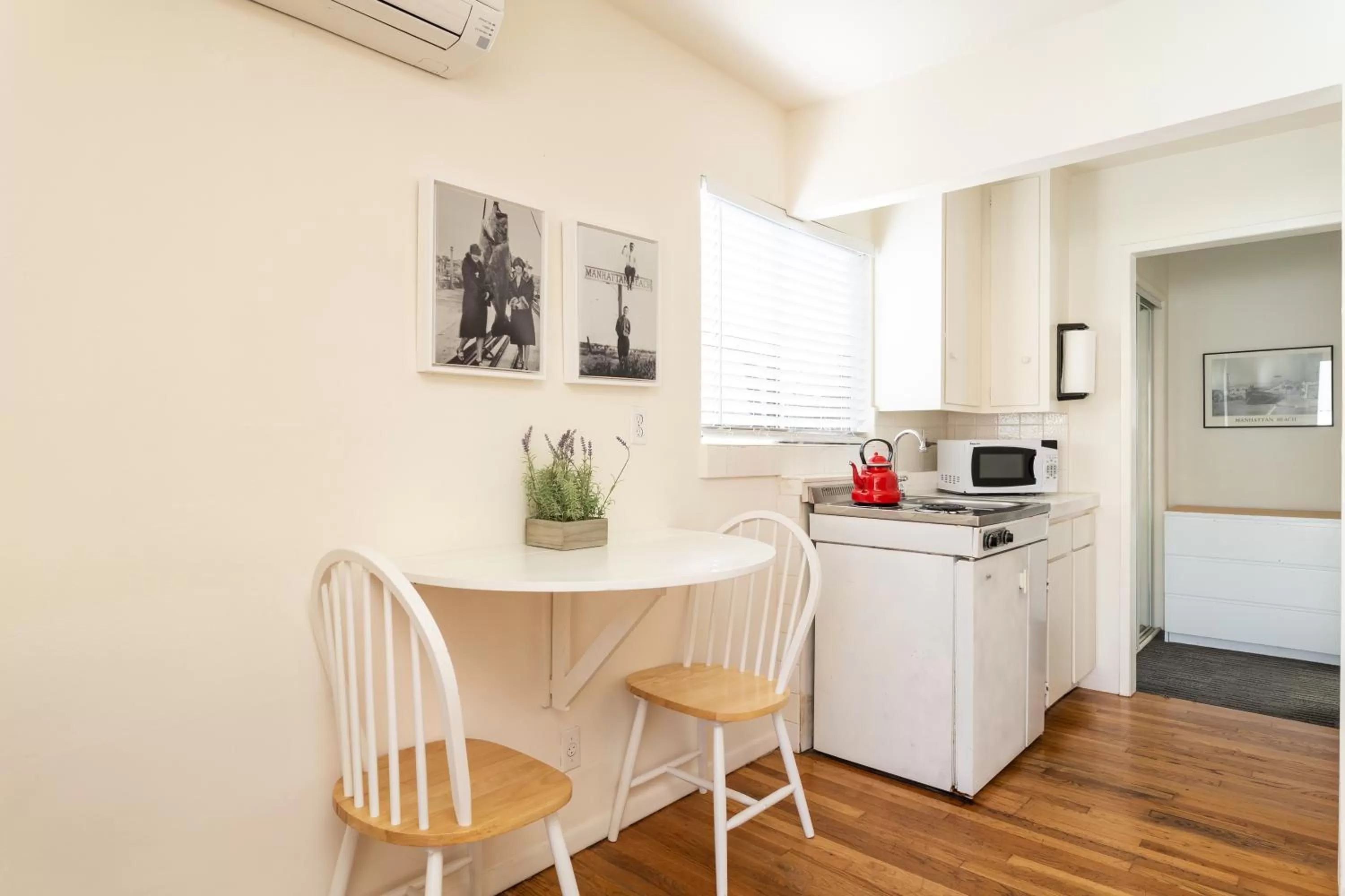 Kitchen or kitchenette in The Sea View Inn At The Beach