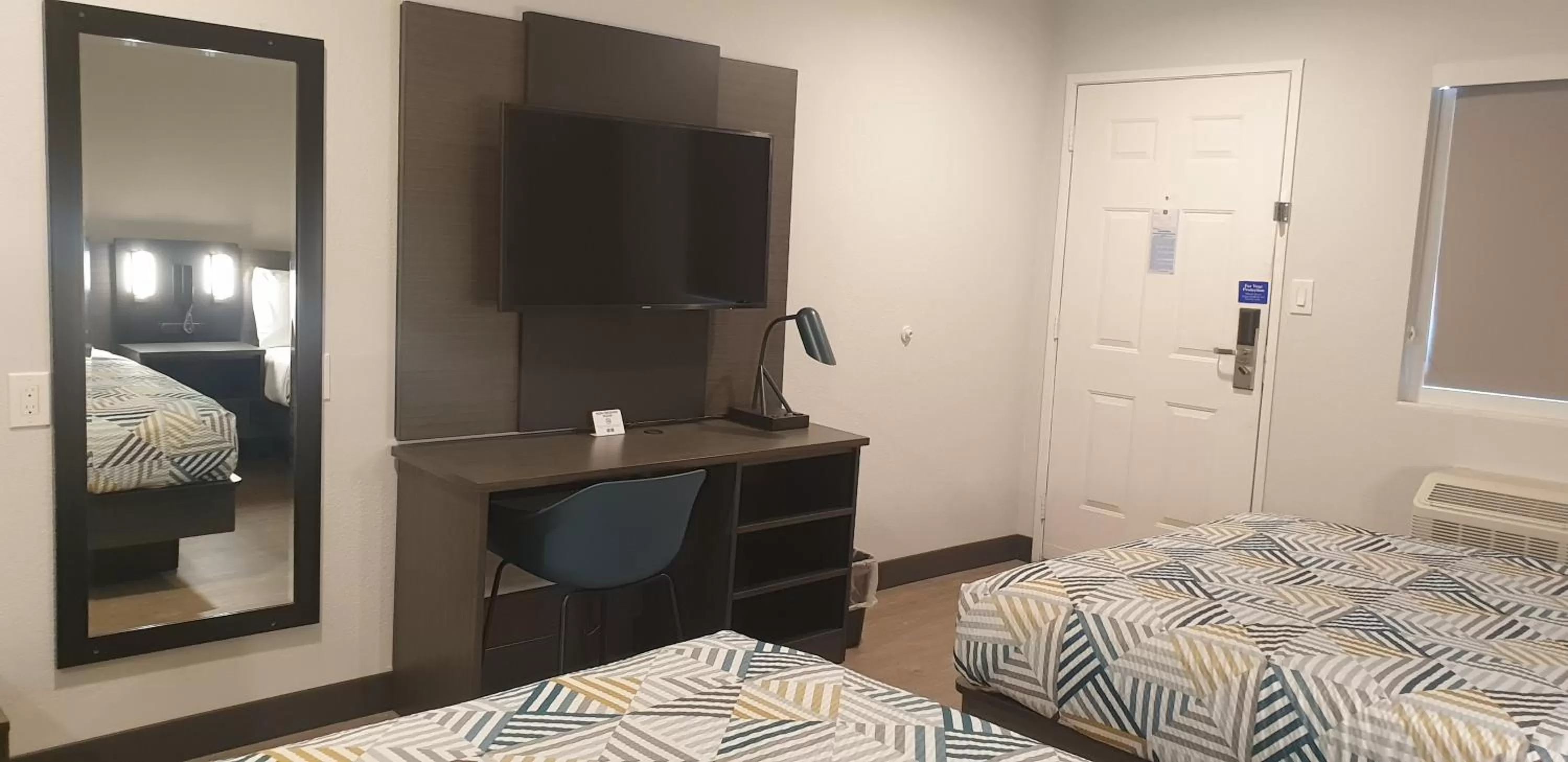 TV and multimedia, Bed in Motel 6-Bellflower, CA - Los Angeles