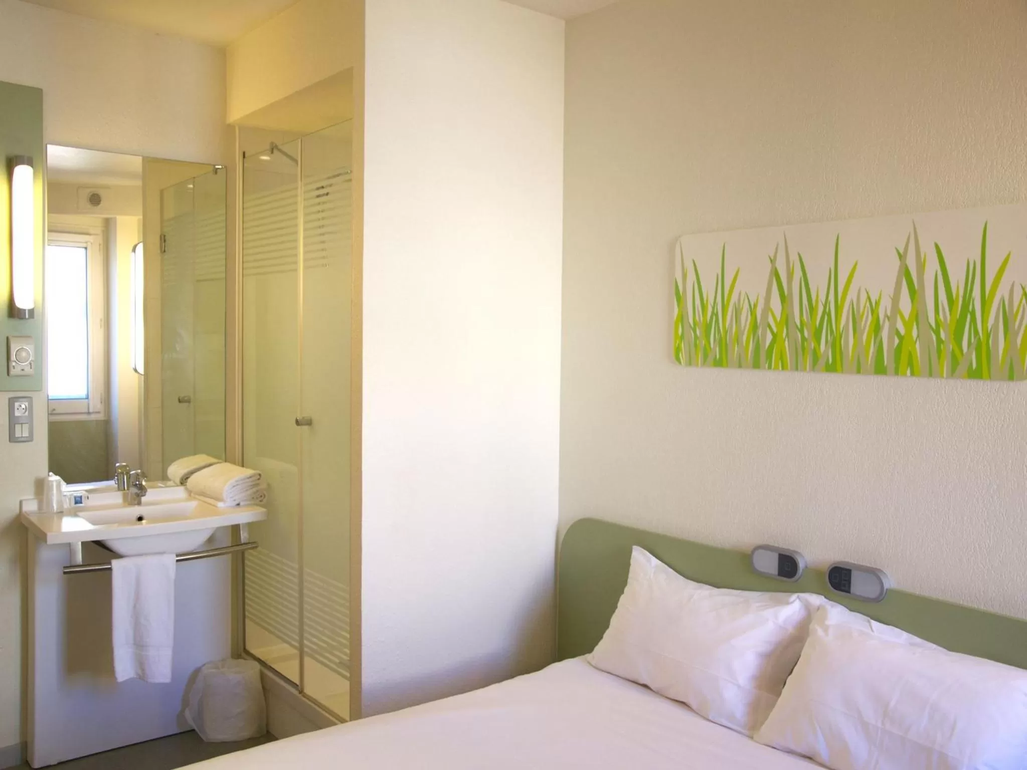 Photo of the whole room, Bed in Ibis Budget Toulon Centre