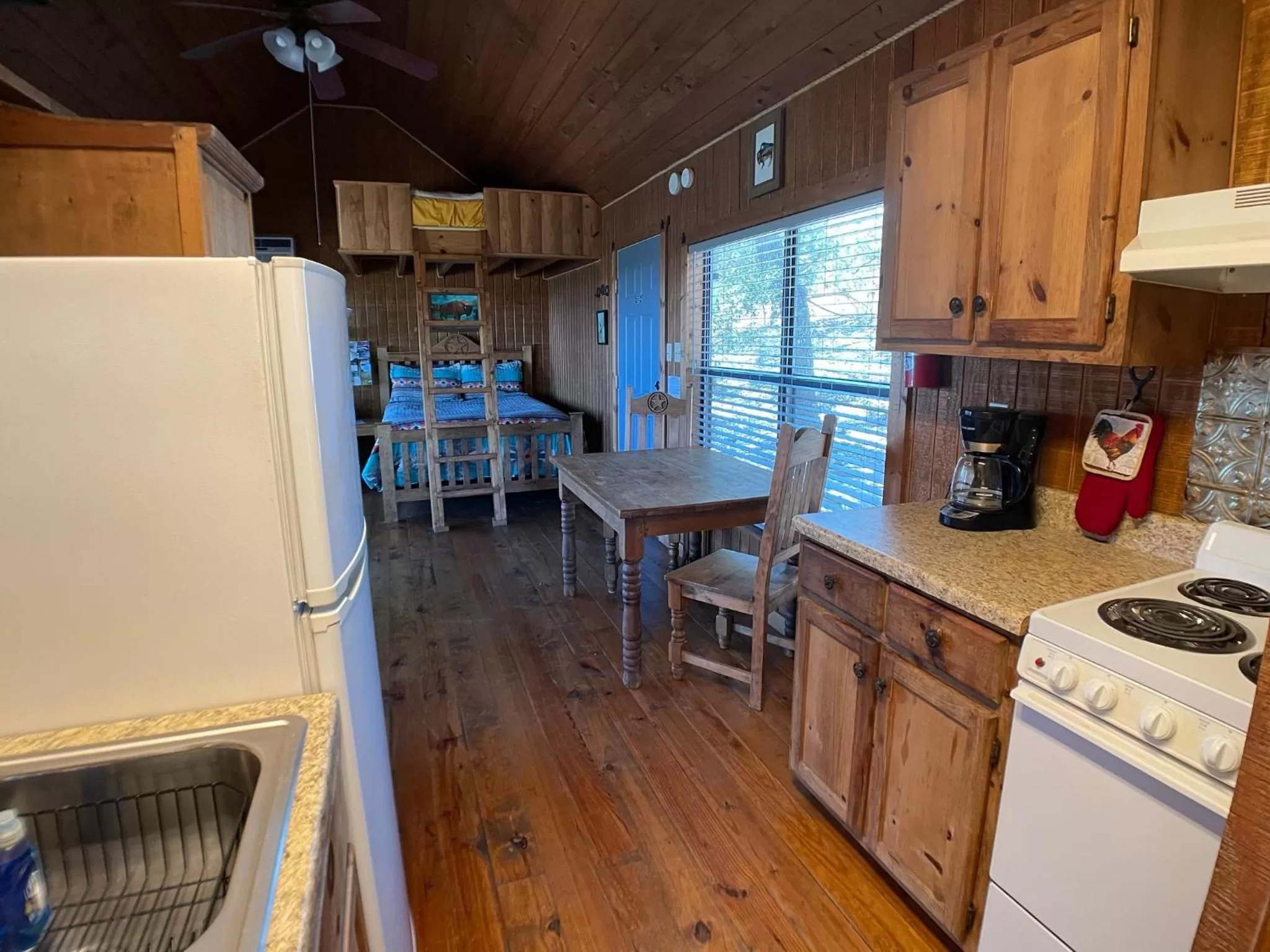 Dining area in Walnut Canyon Cabins
