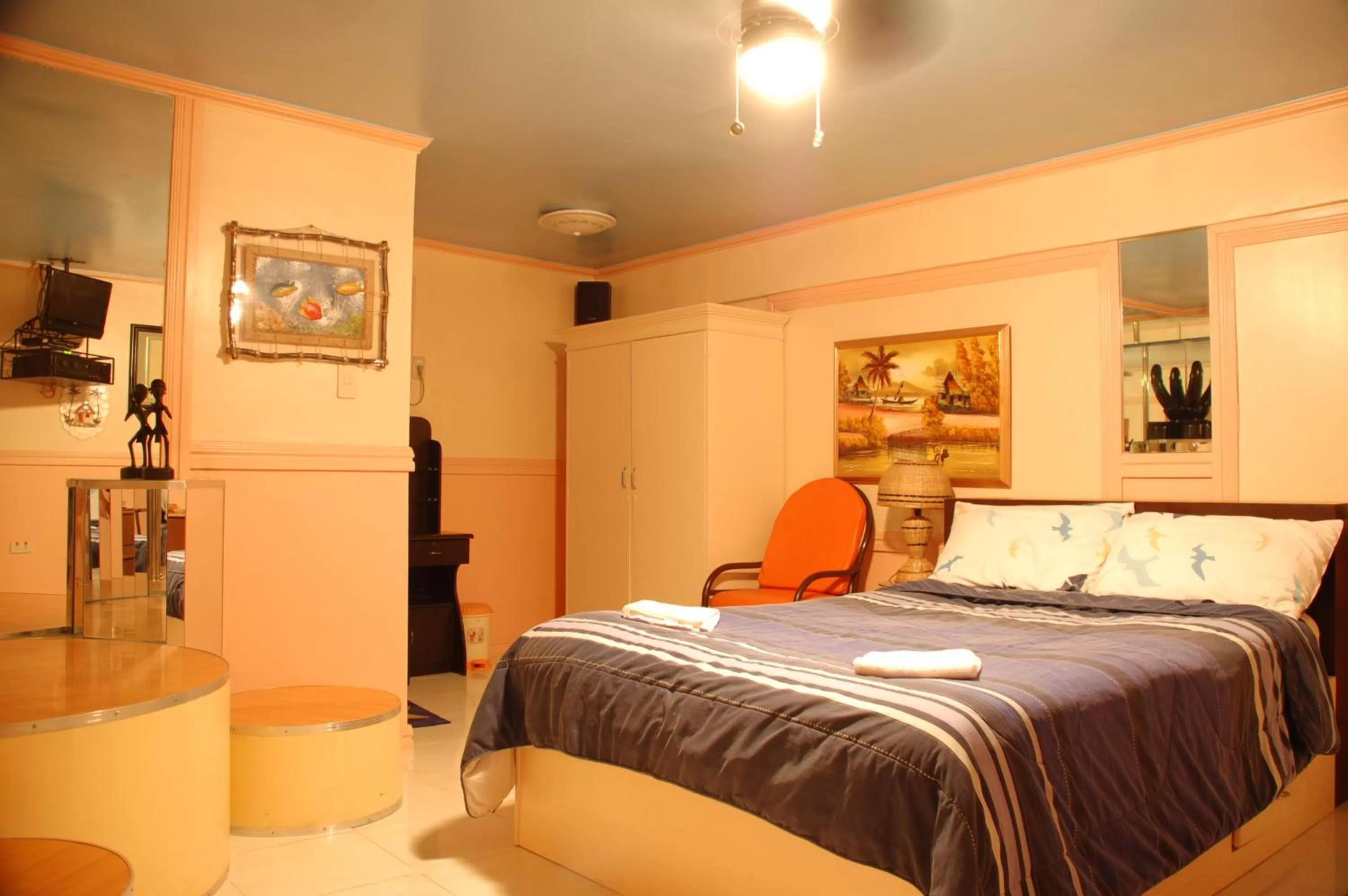 Bed in Kokomos Hotel and Restaurant